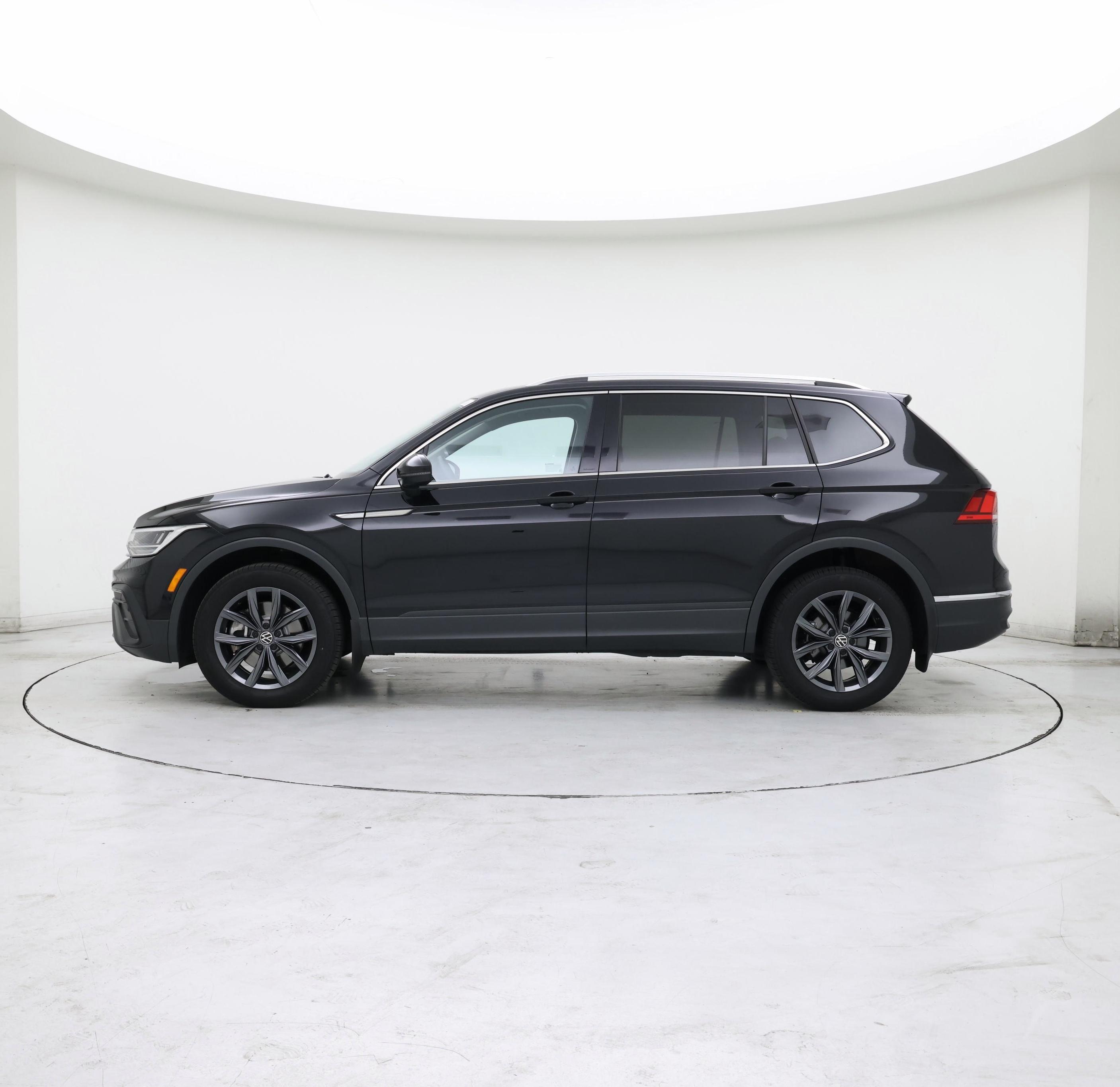 Thumbnail: 2022 Volkswagen Tiguan - 3
