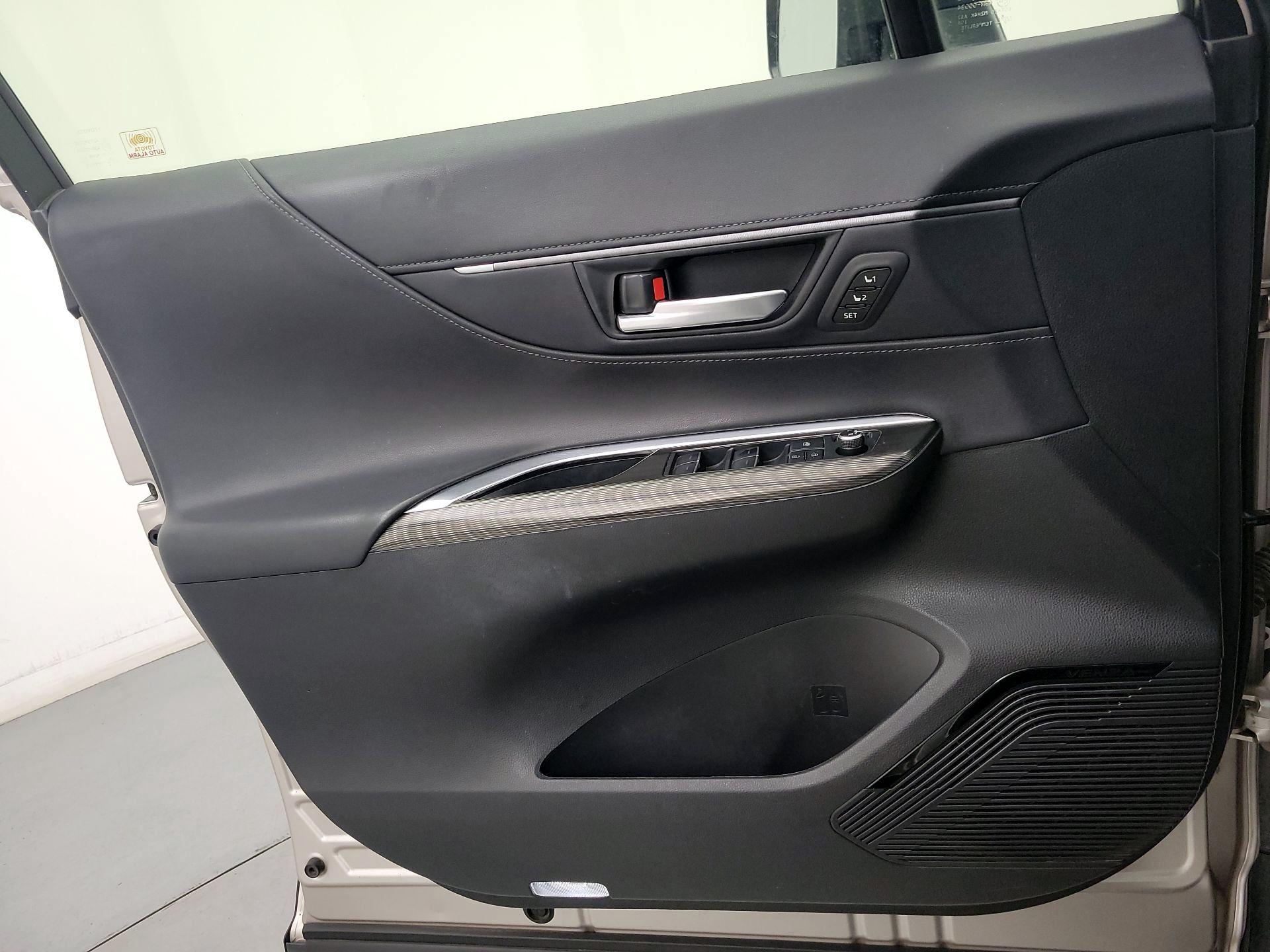 Thumbnail: 2021 Toyota Venza - 12