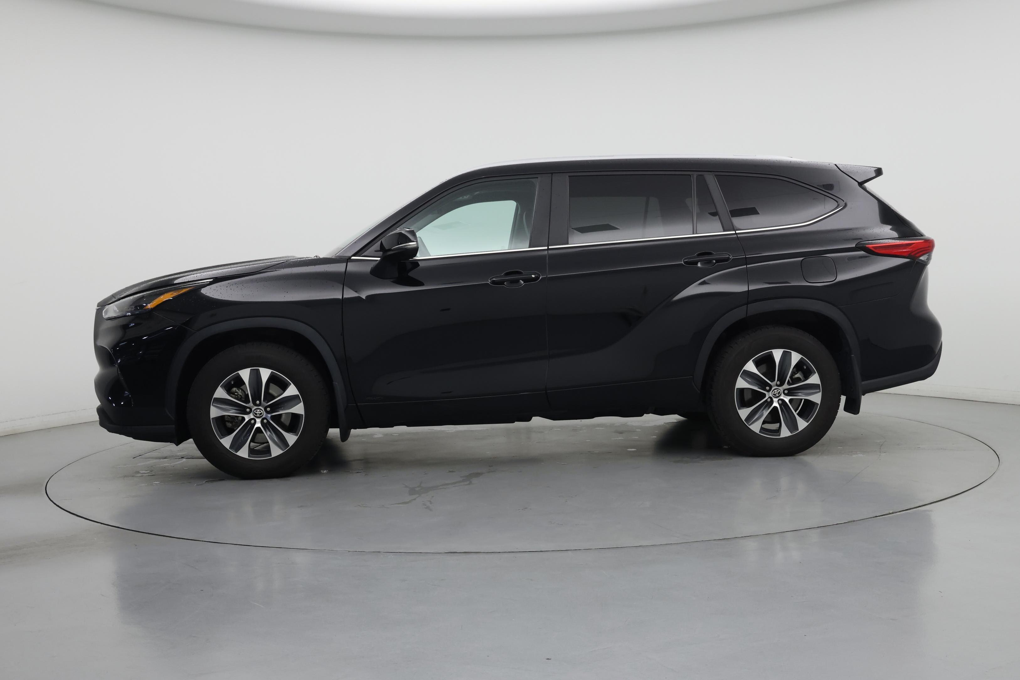 Thumbnail: 2023 Toyota Highlander - 3
