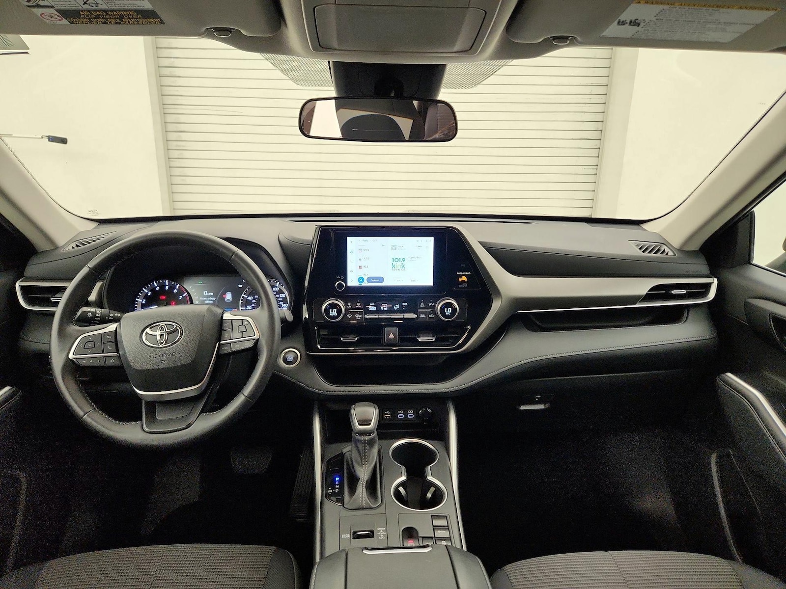 2025 Toyota Highlander LE - Photo 10