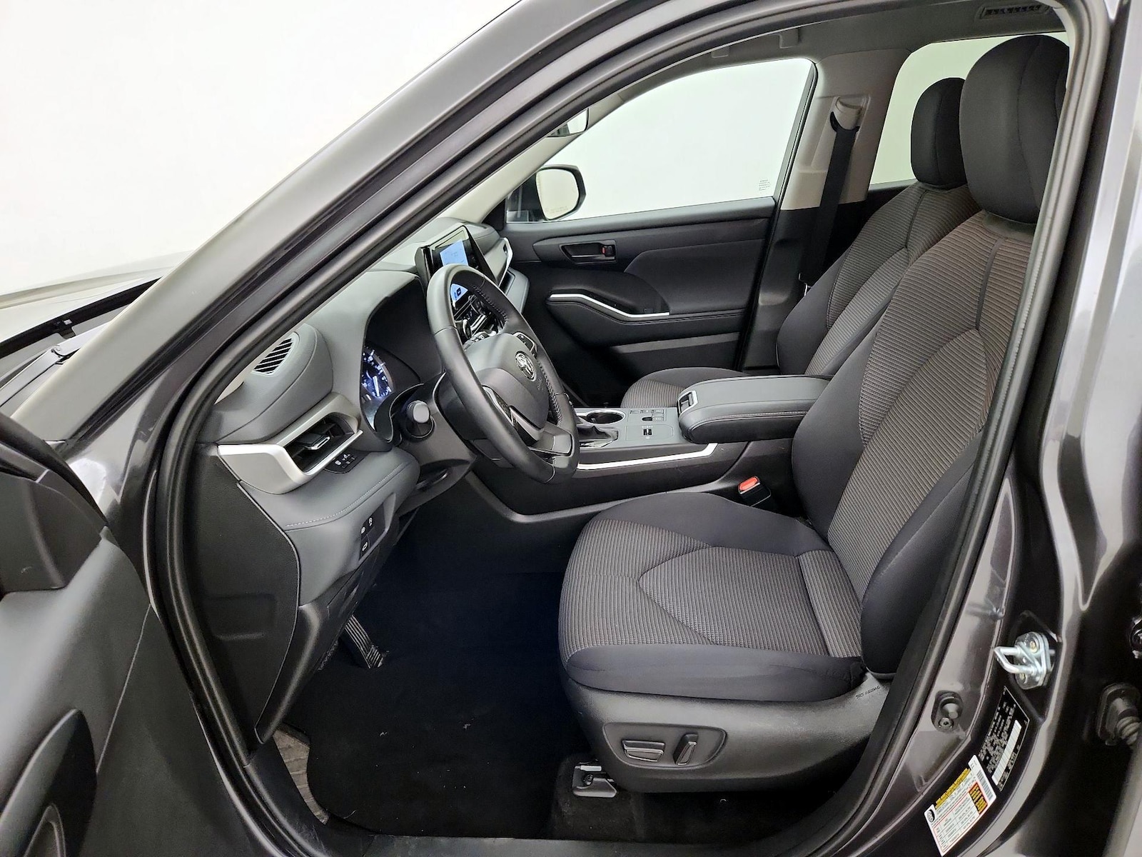 2025 Toyota Highlander LE - Photo 12