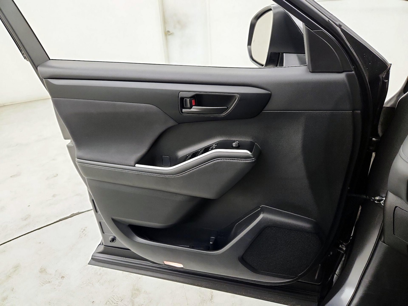 2025 Toyota Highlander LE - Photo 13