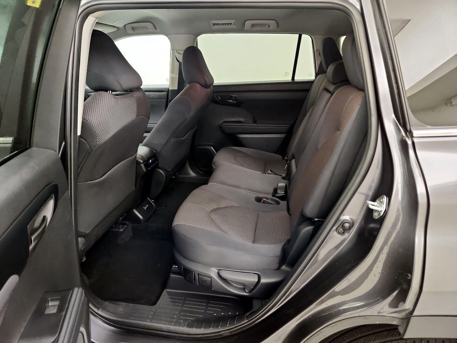2025 Toyota Highlander LE - Photo 20