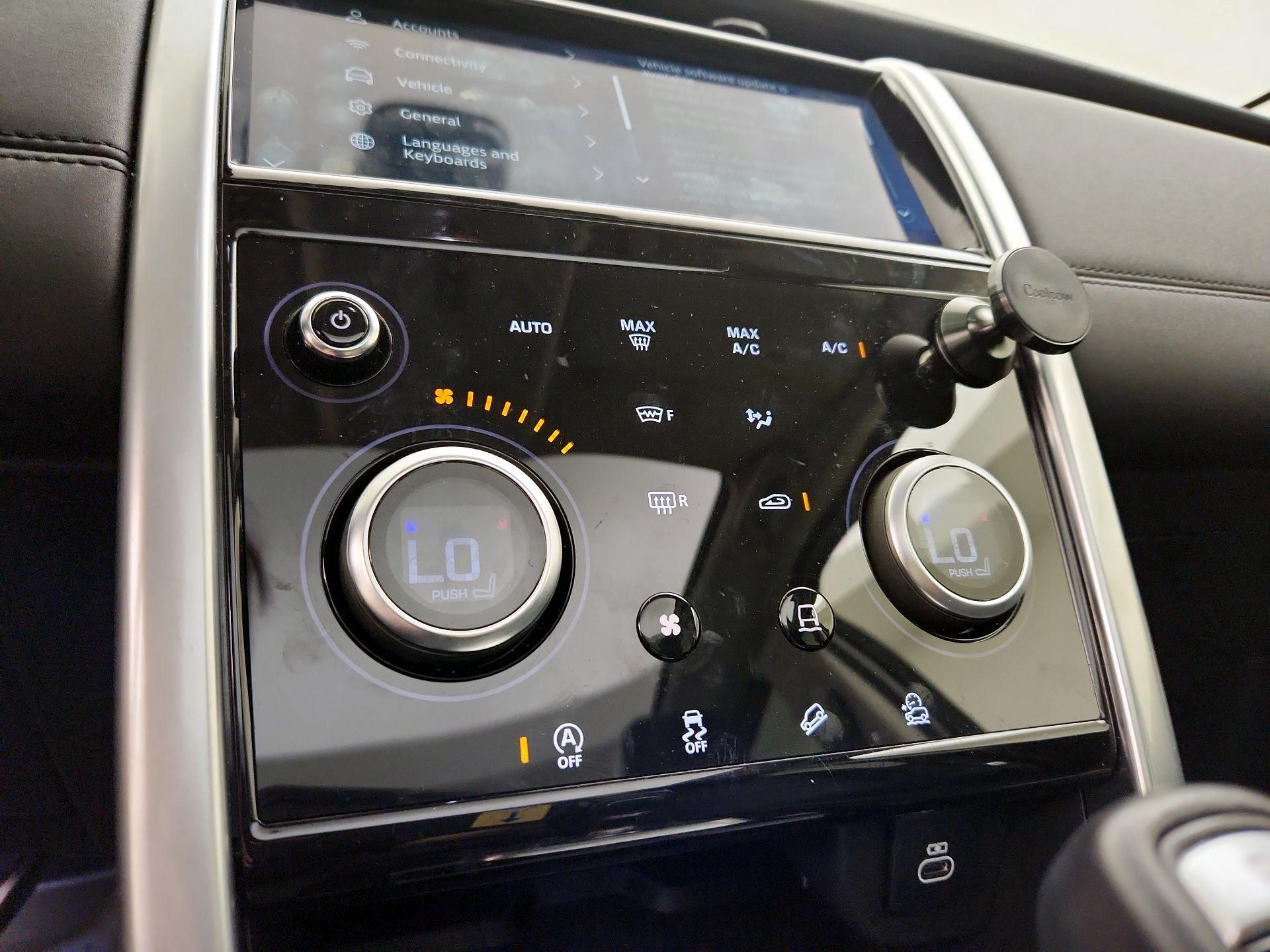 Thumbnail: 2022 Land Rover Discovery Sport - 17