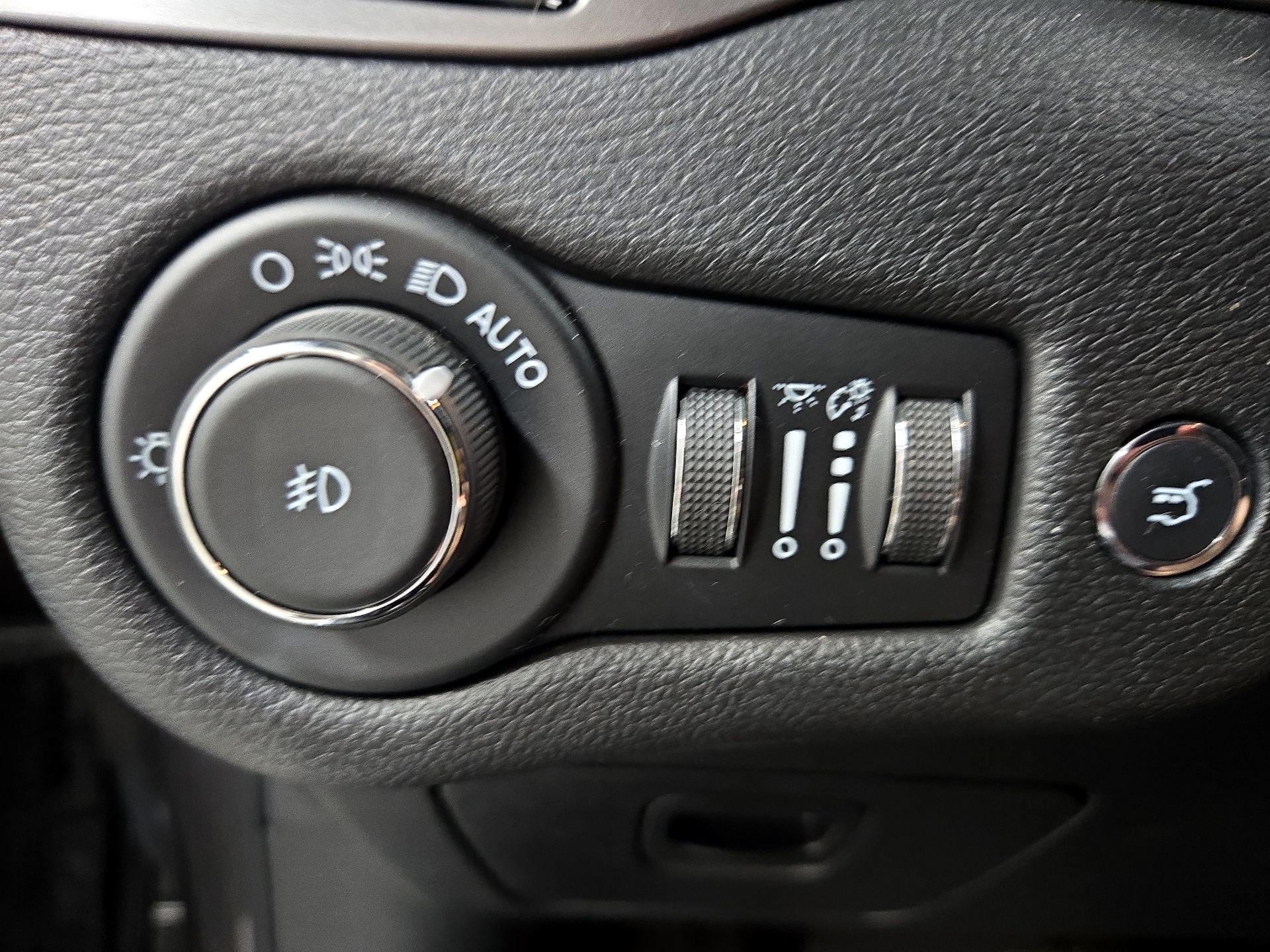 Thumbnail: 2021 Jeep Cherokee - 13