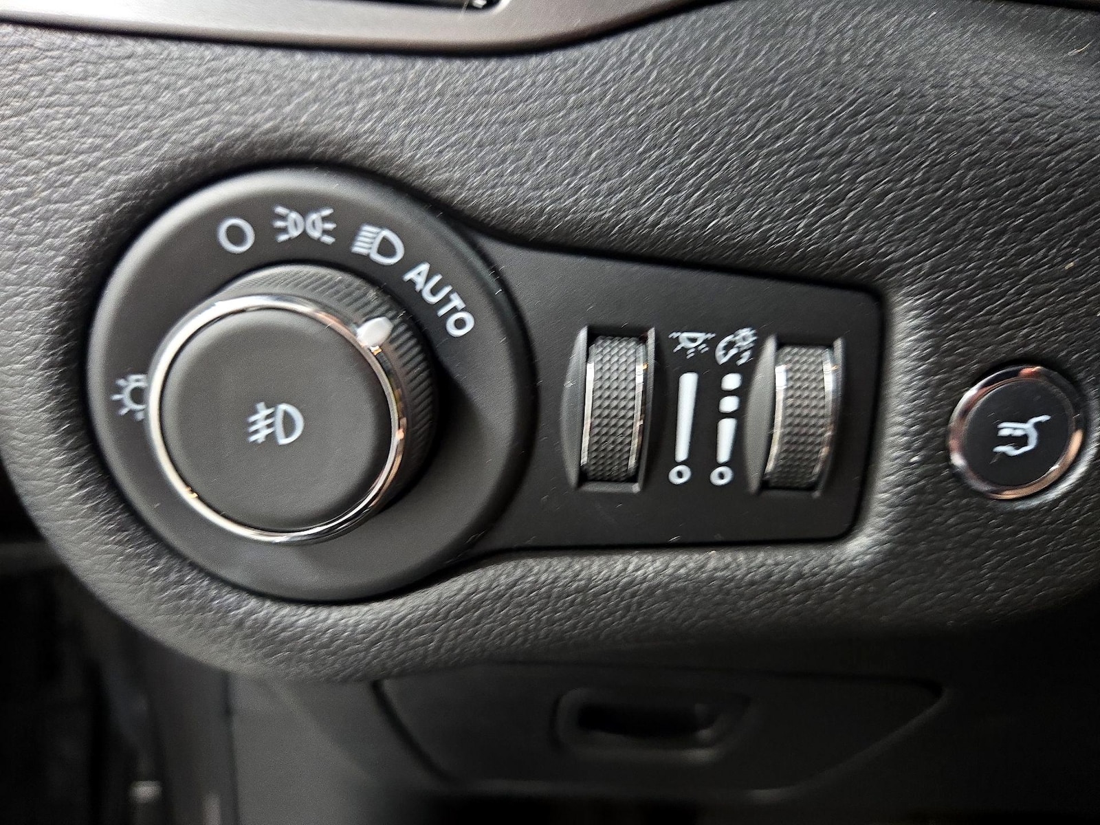 2021 Jeep Cherokee Latitude Lux - Photo 14