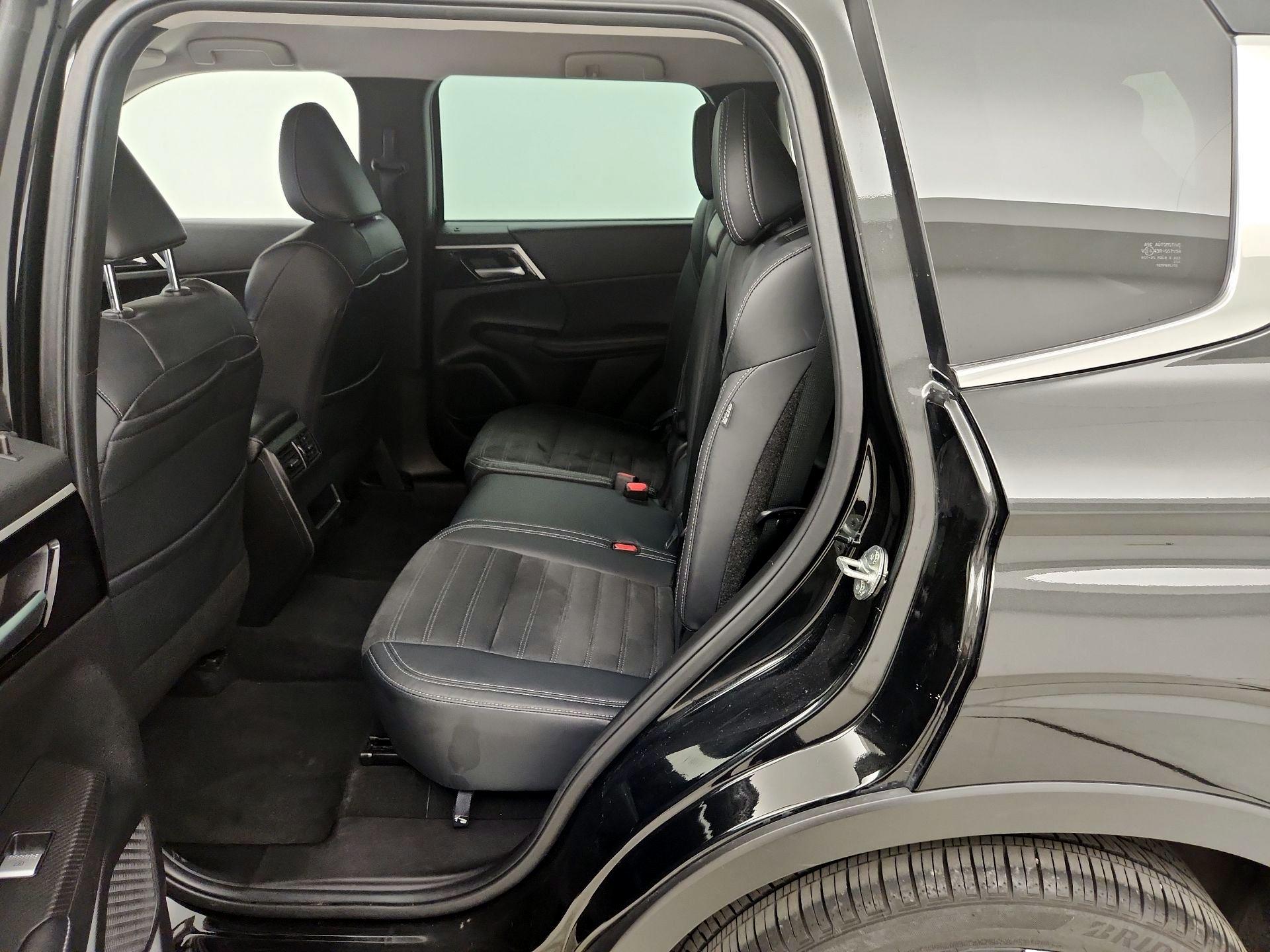 Thumbnail: 2023 Mitsubishi Outlander - 20