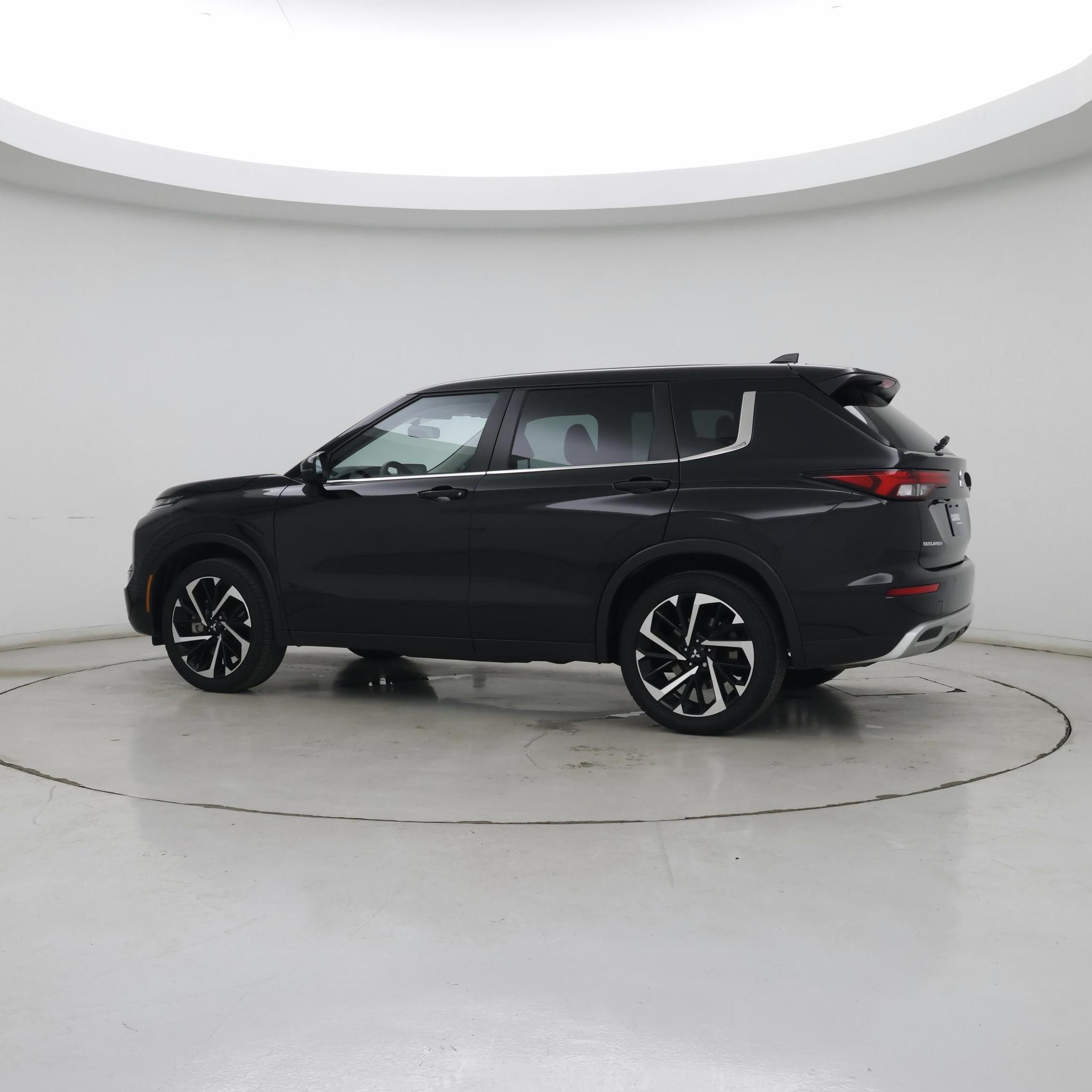 Thumbnail: 2023 Mitsubishi Outlander - 3