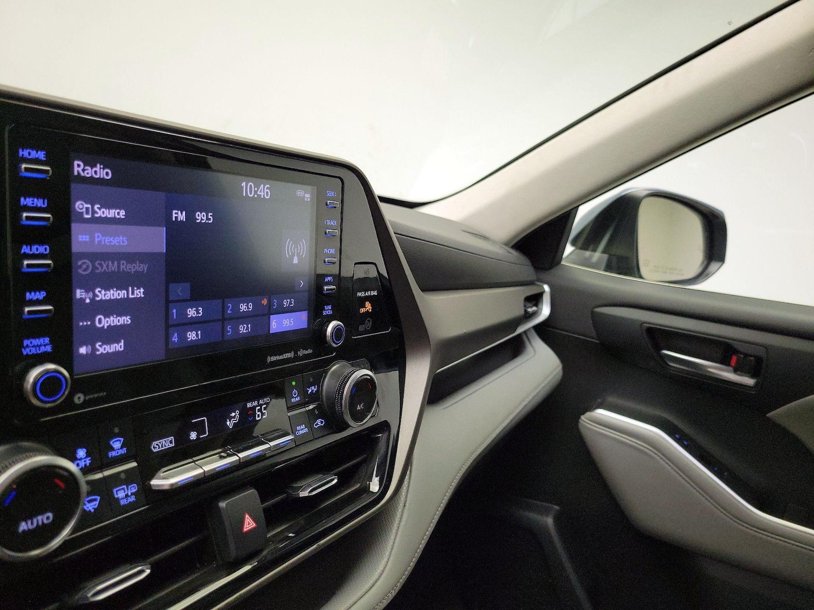 2022 Toyota Highlander XLE - Photo 16