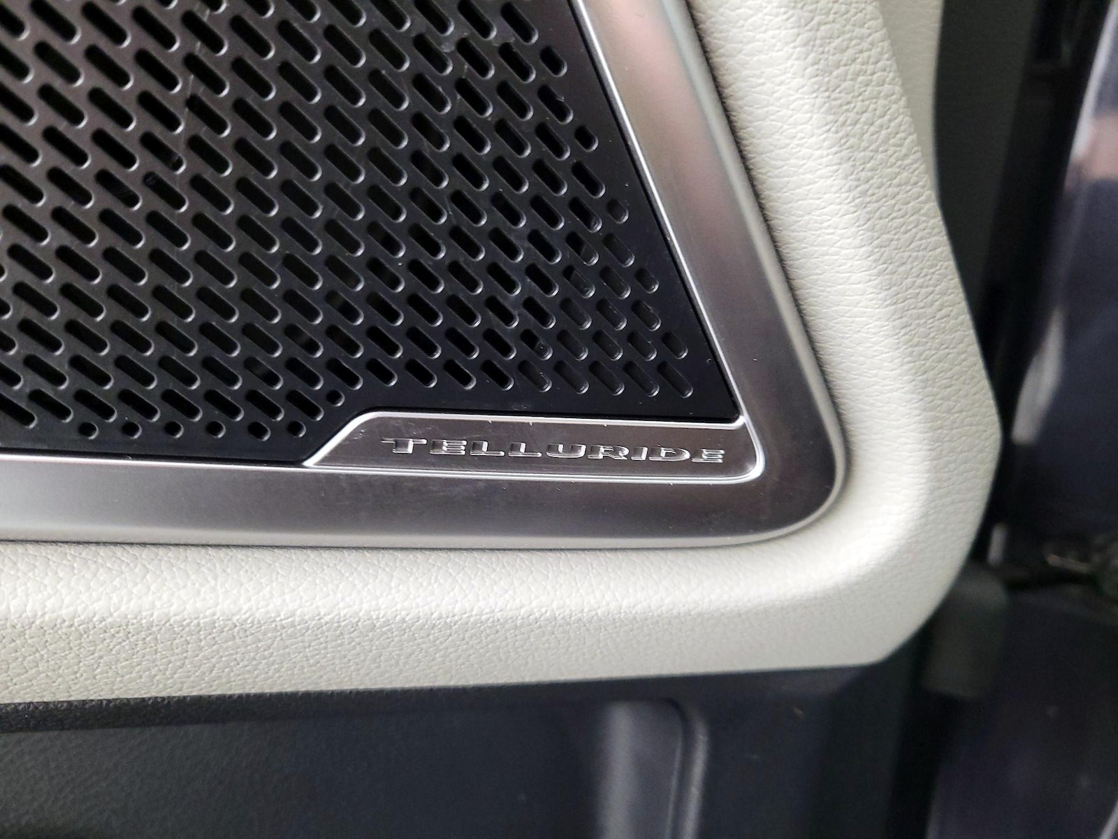 2025 Kia Telluride S - Photo 27