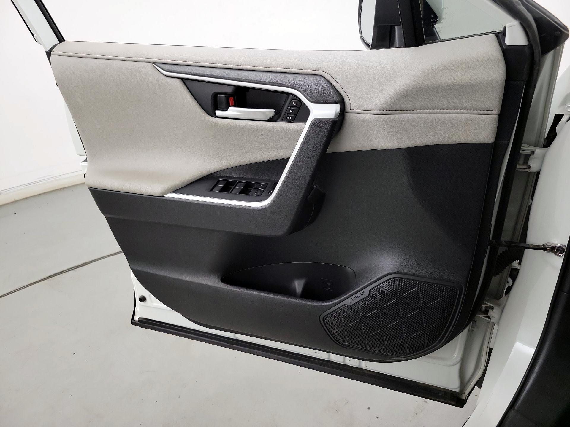 Thumbnail: 2020 Toyota RAV4 - 12
