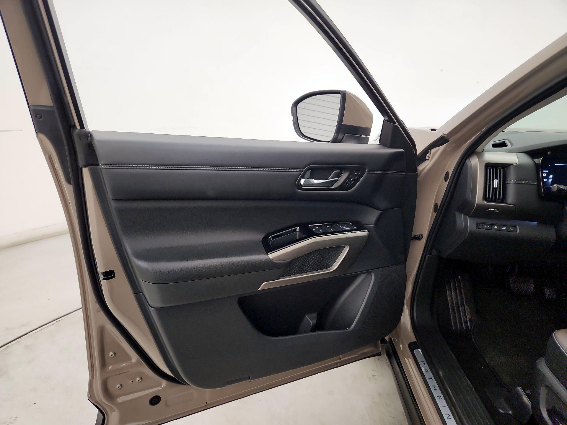 Thumbnail: 2023 Nissan Pathfinder - 12