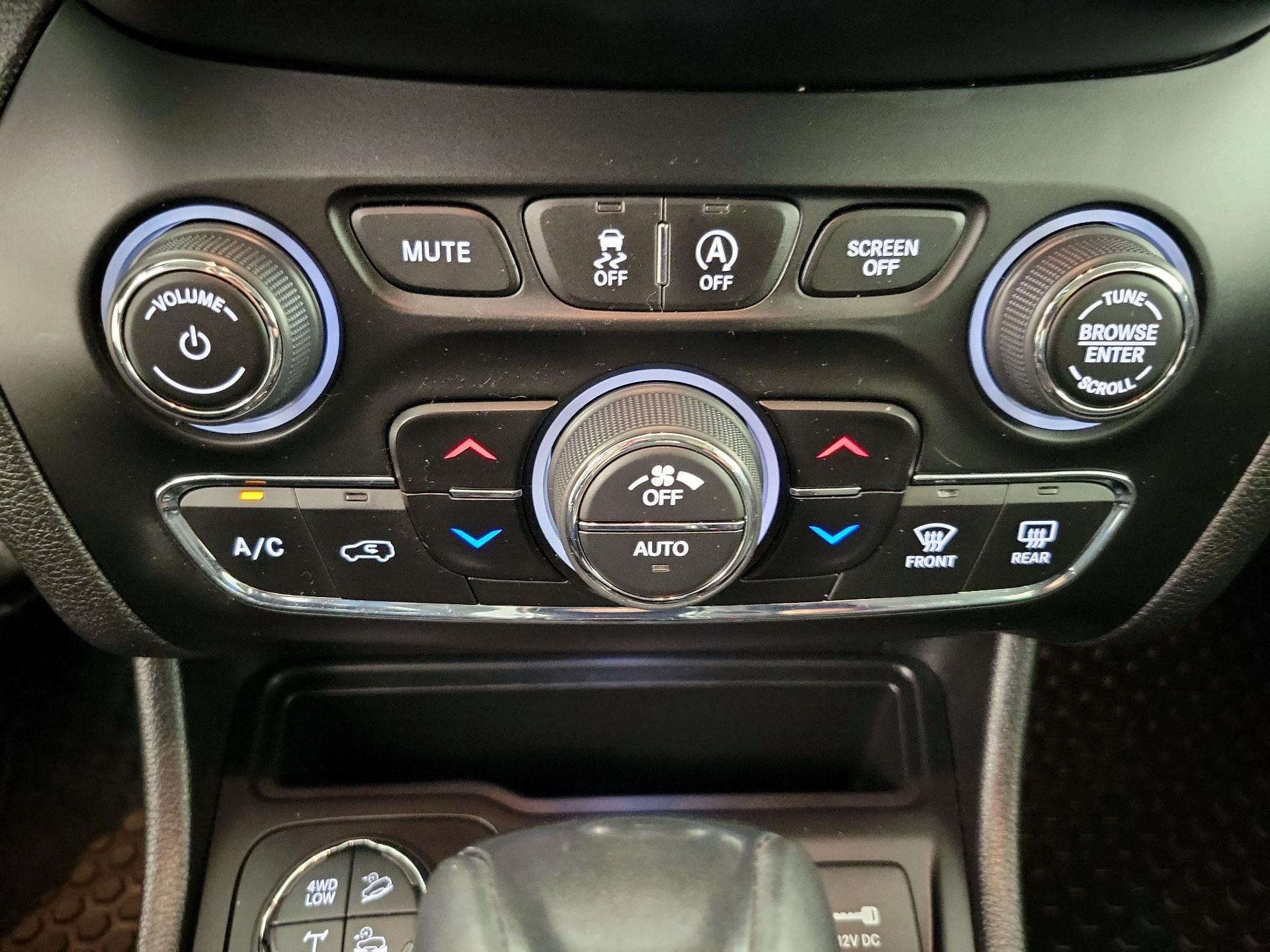 Thumbnail: 2020 Jeep Cherokee - 17