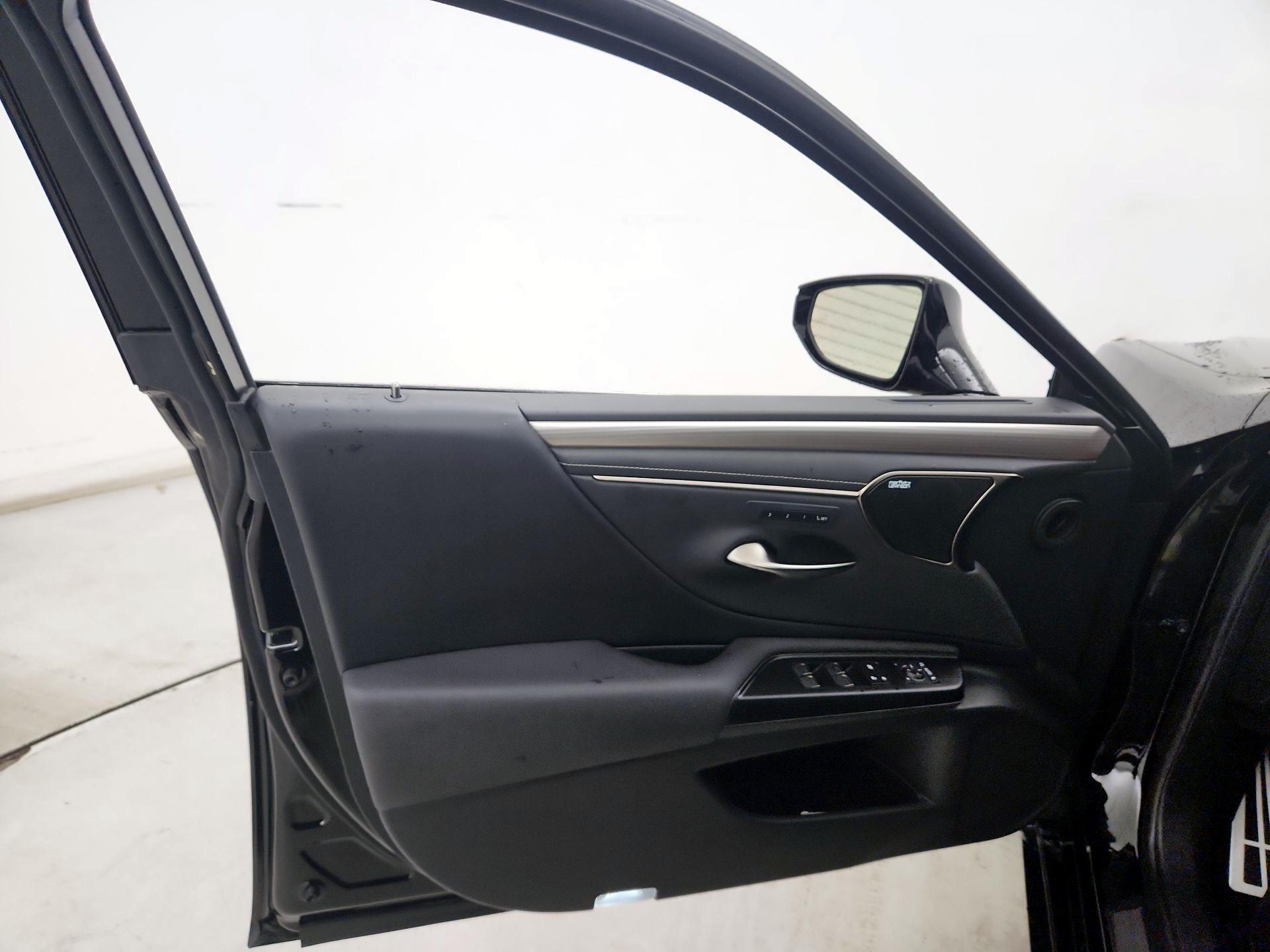 Thumbnail: 2021 Lexus ES - 12