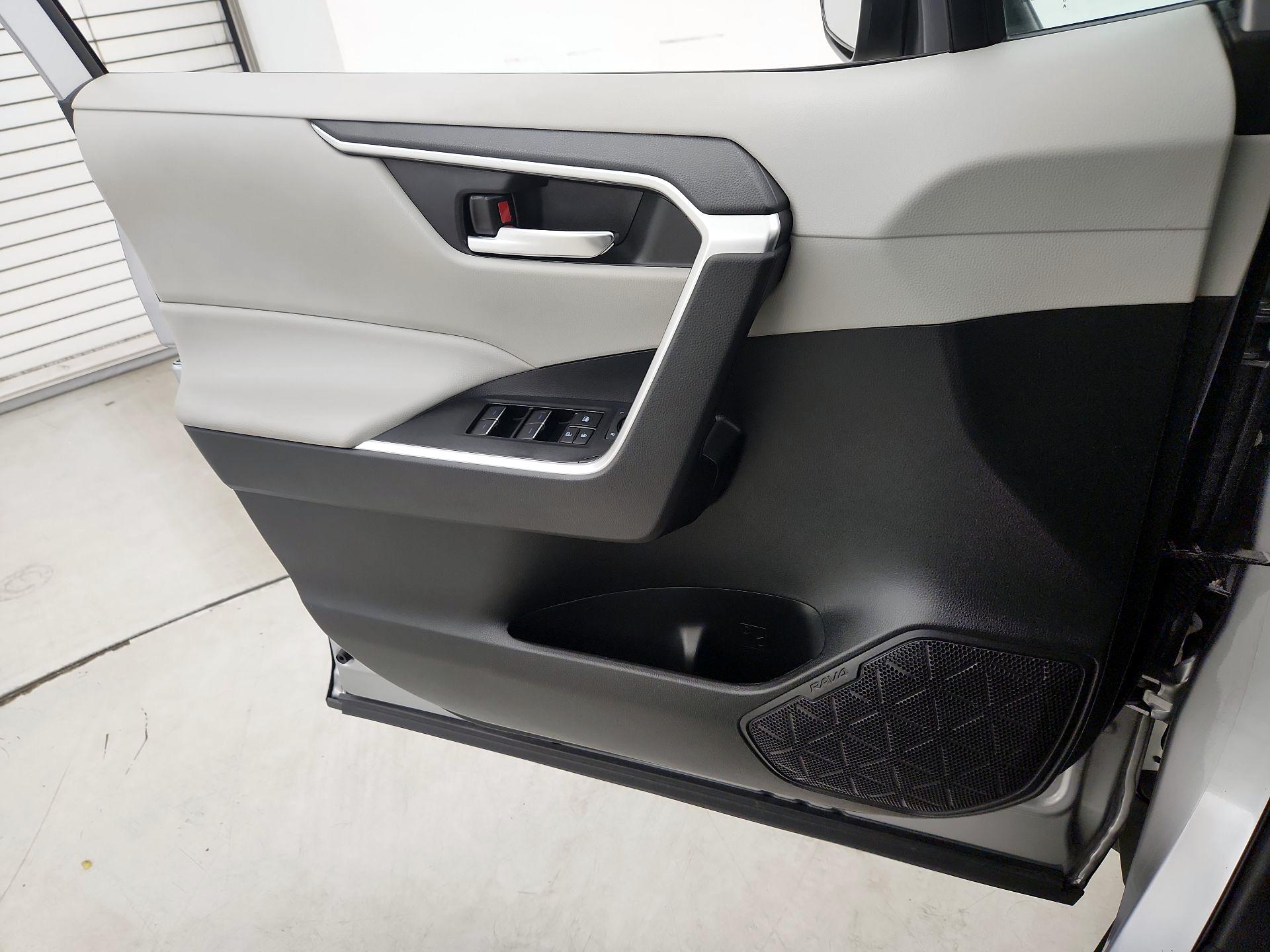 Thumbnail: 2022 Toyota RAV4 - 12