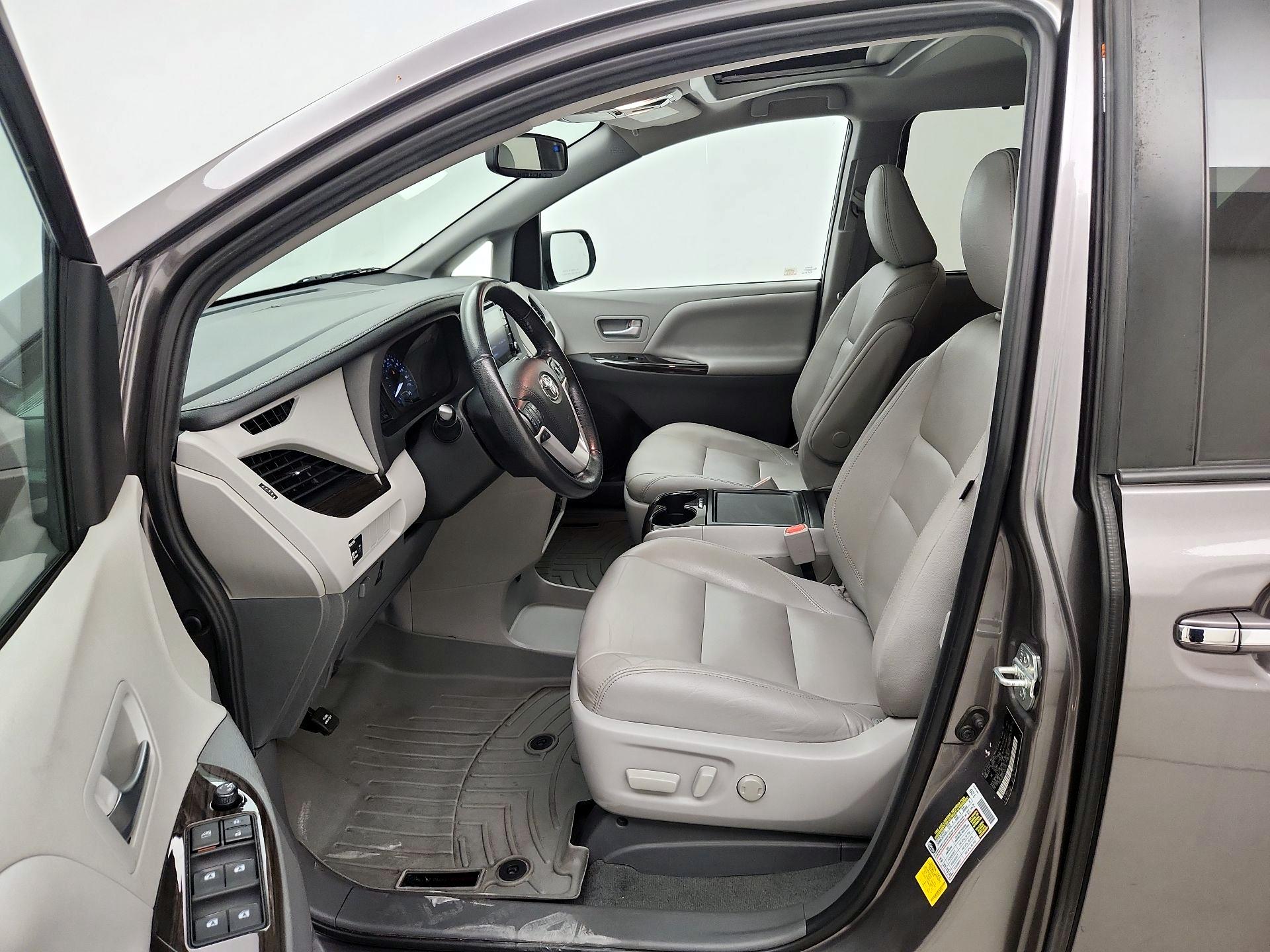 Thumbnail: 2020 Toyota Sienna - 11