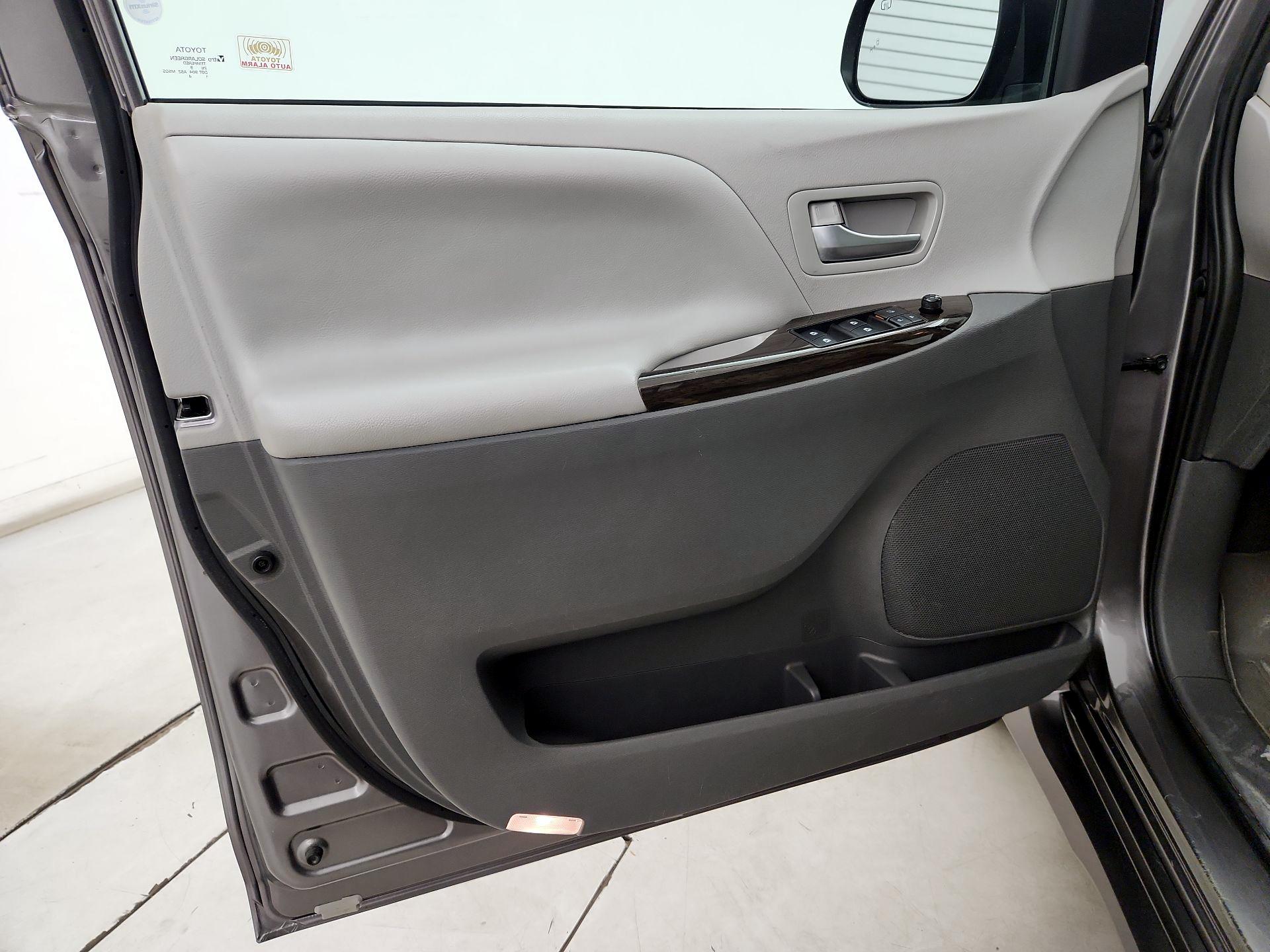 Thumbnail: 2020 Toyota Sienna - 12