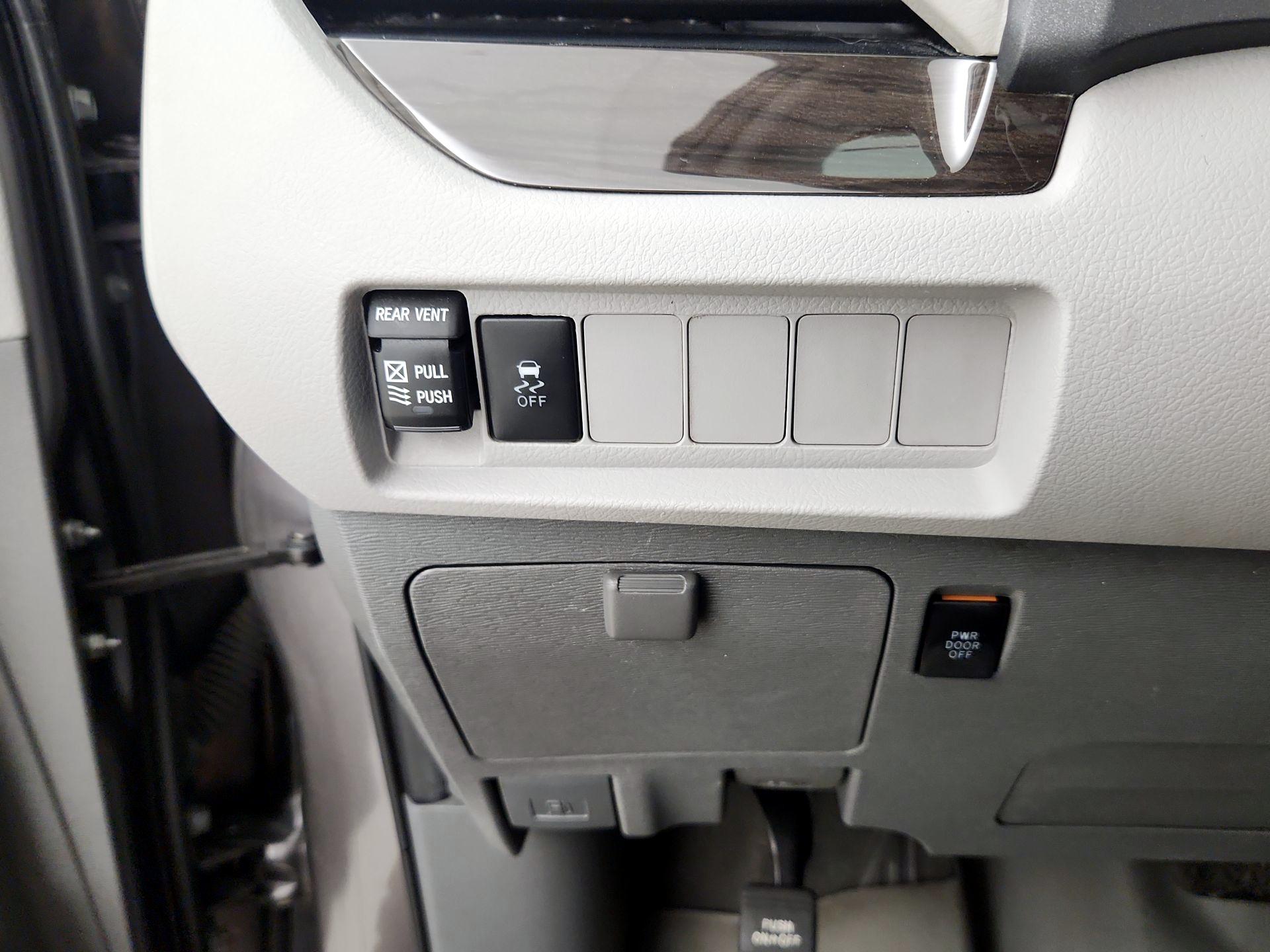 Thumbnail: 2020 Toyota Sienna - 13