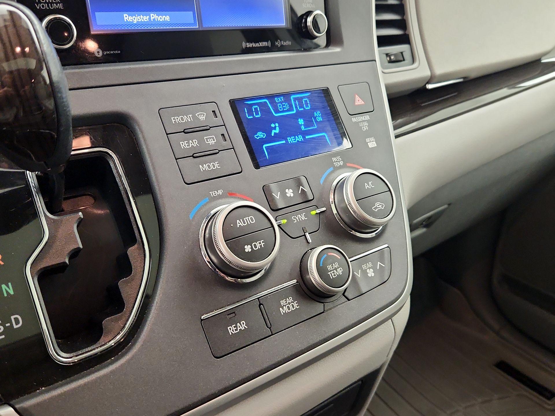 Thumbnail: 2020 Toyota Sienna - 16