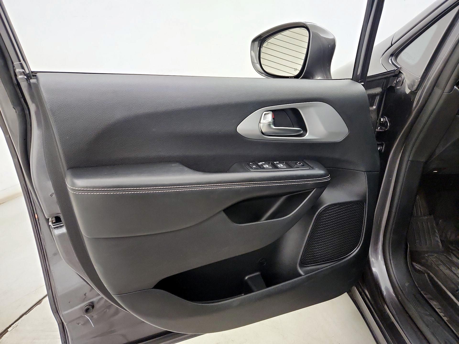 Thumbnail: 2019 Chrysler Pacifica - 12