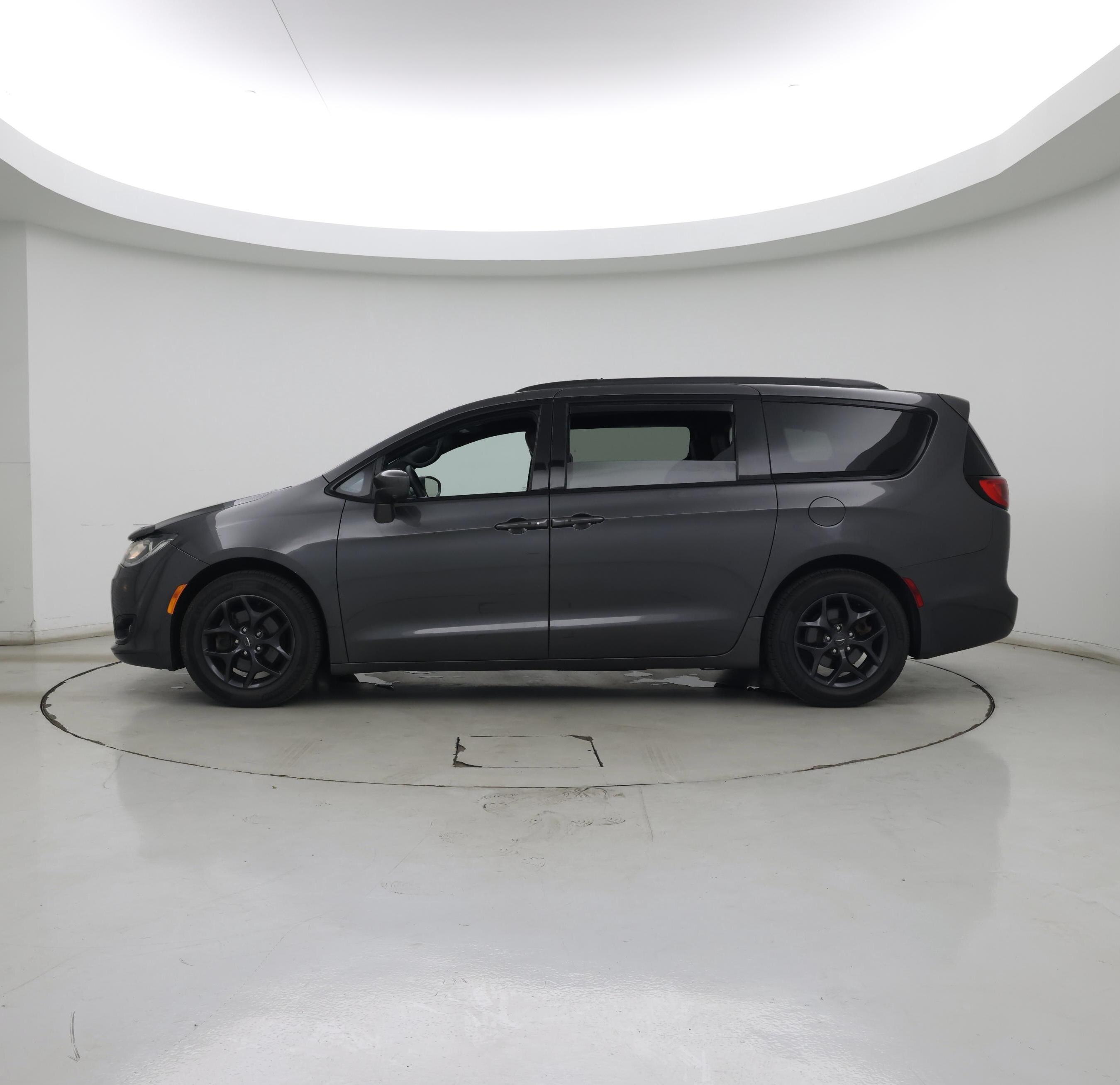 Thumbnail: 2019 Chrysler Pacifica - 3