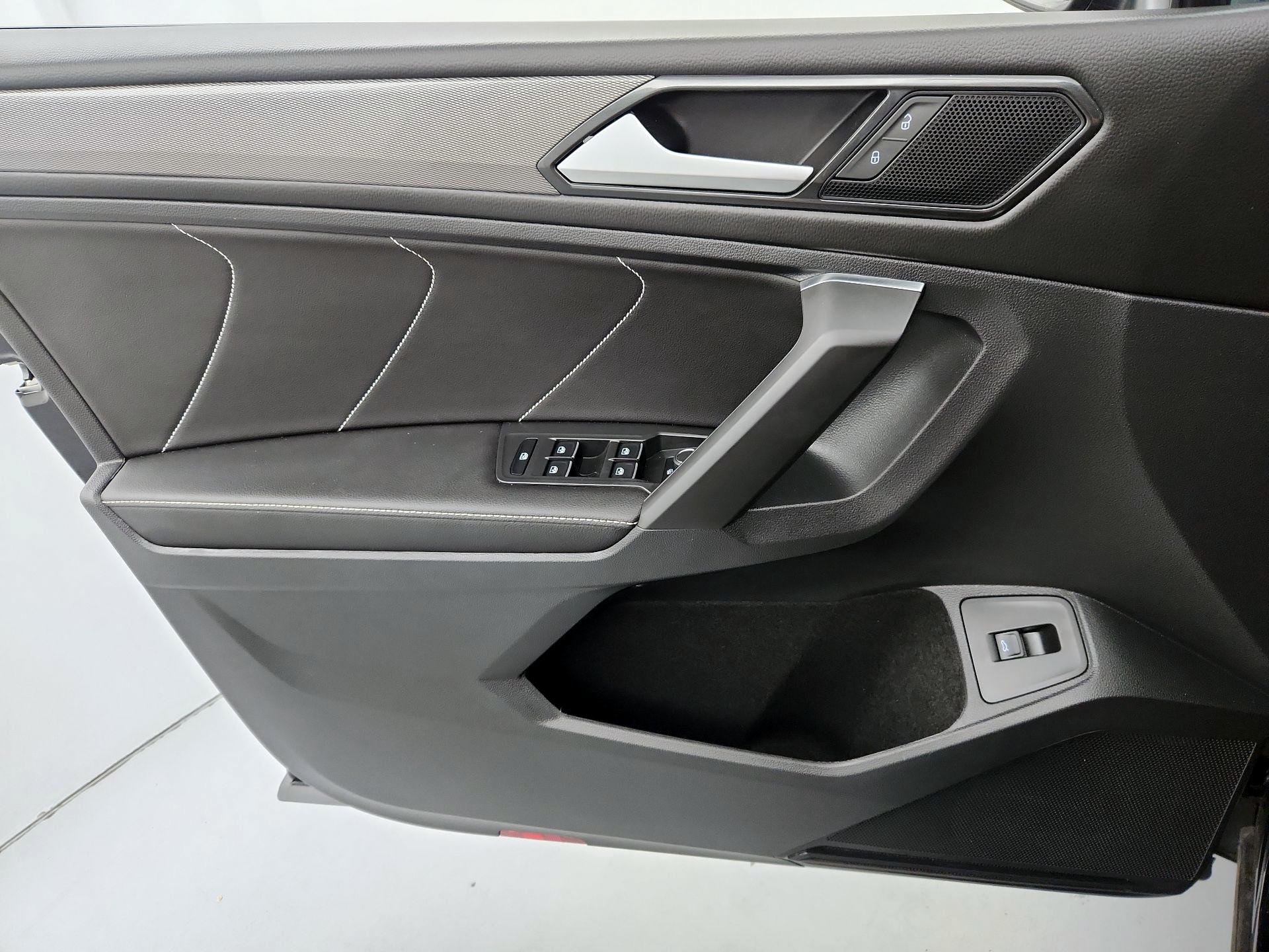 Thumbnail: 2023 Volkswagen Tiguan - 12