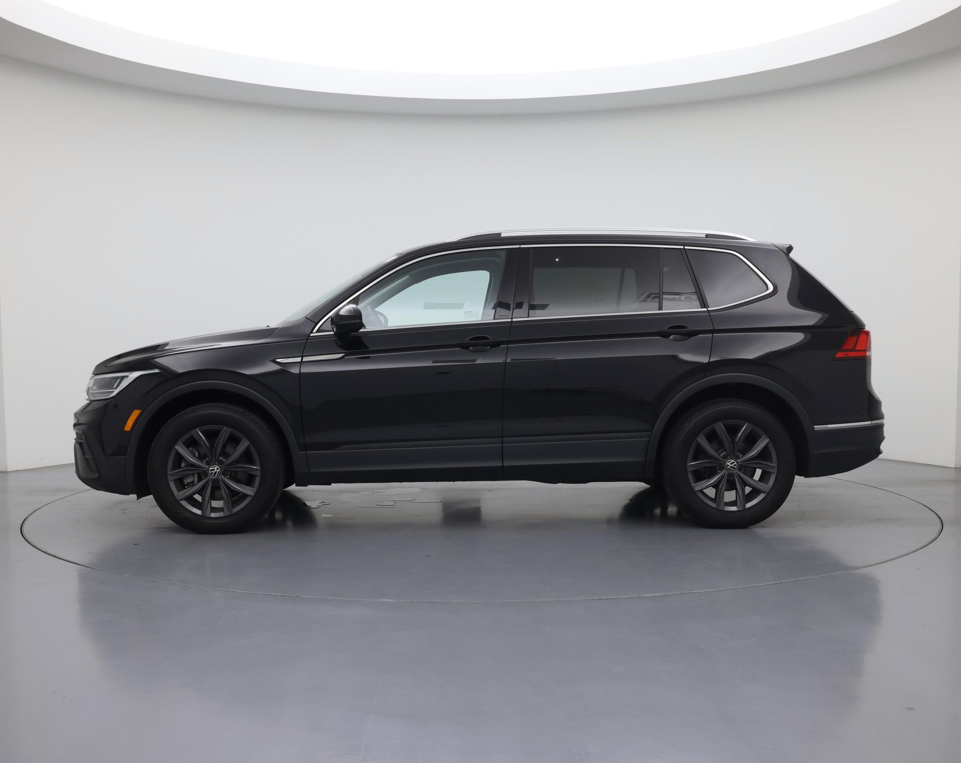 Thumbnail: 2023 Volkswagen Tiguan - 3