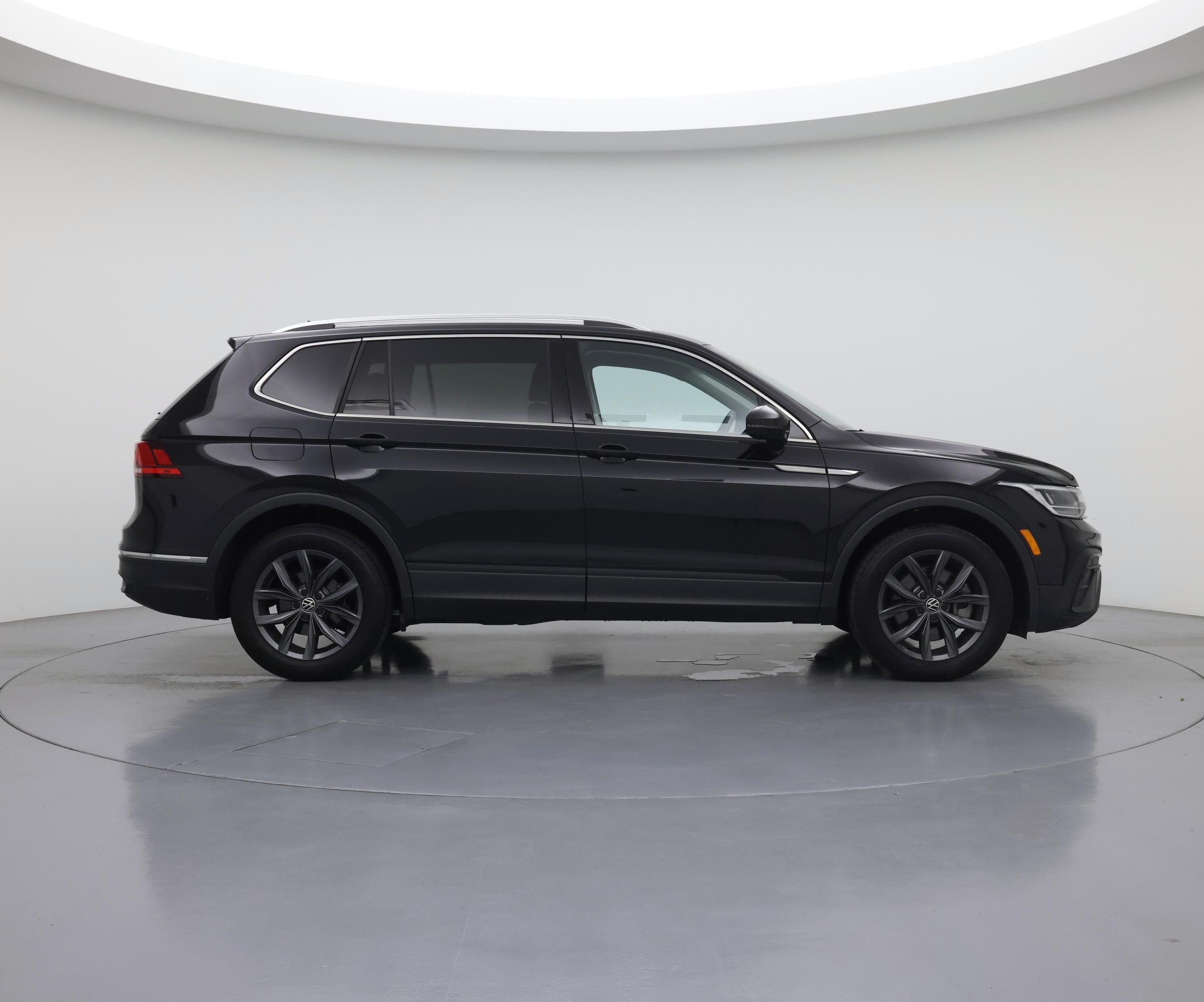 Thumbnail: 2023 Volkswagen Tiguan - 7
