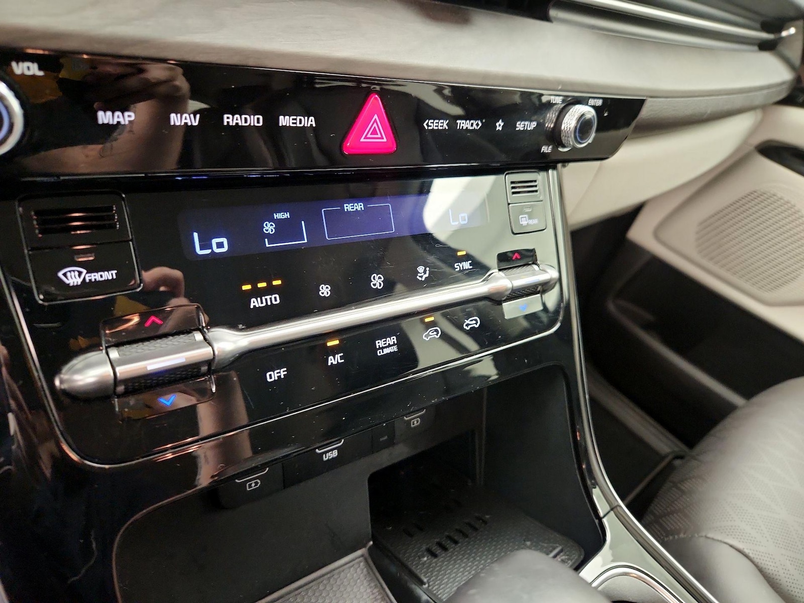 2024 Kia Carnival EX - Photo 18