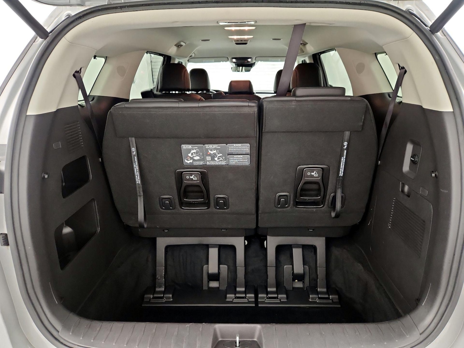 2024 Kia Carnival EX - Photo 23