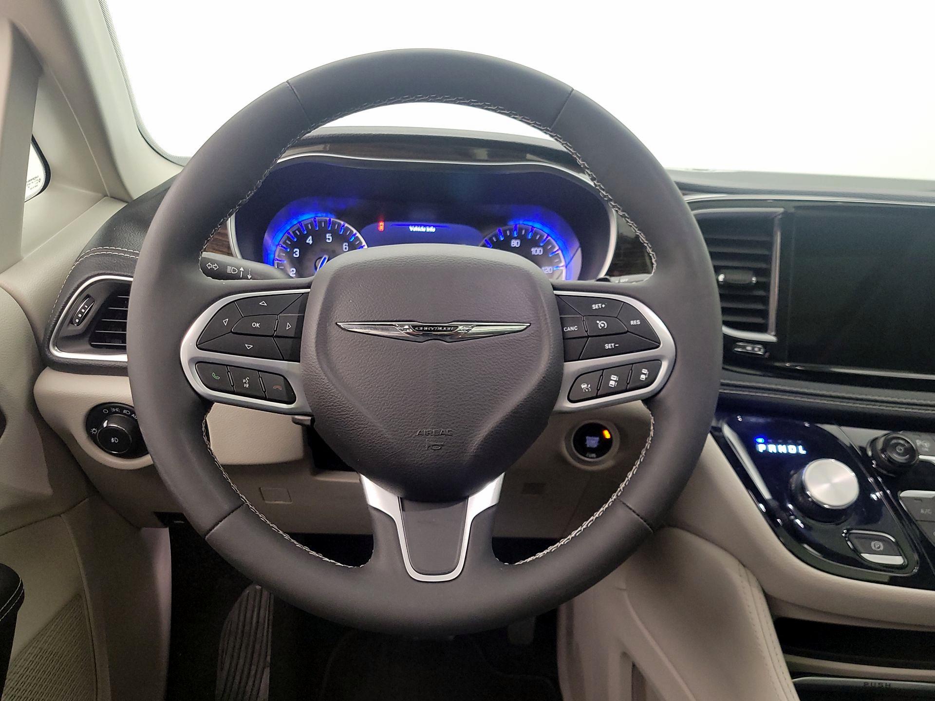 Thumbnail: 2023 Chrysler Pacifica - 10