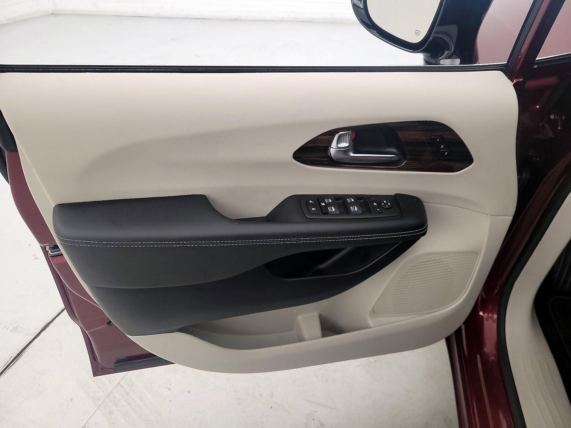 Thumbnail: 2023 Chrysler Pacifica - 12