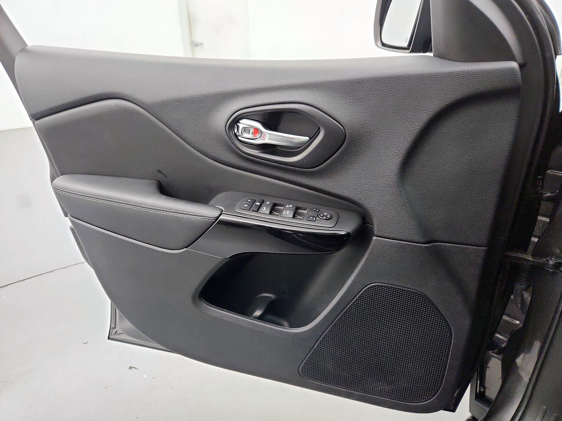 Thumbnail: 2023 Jeep Cherokee - 12