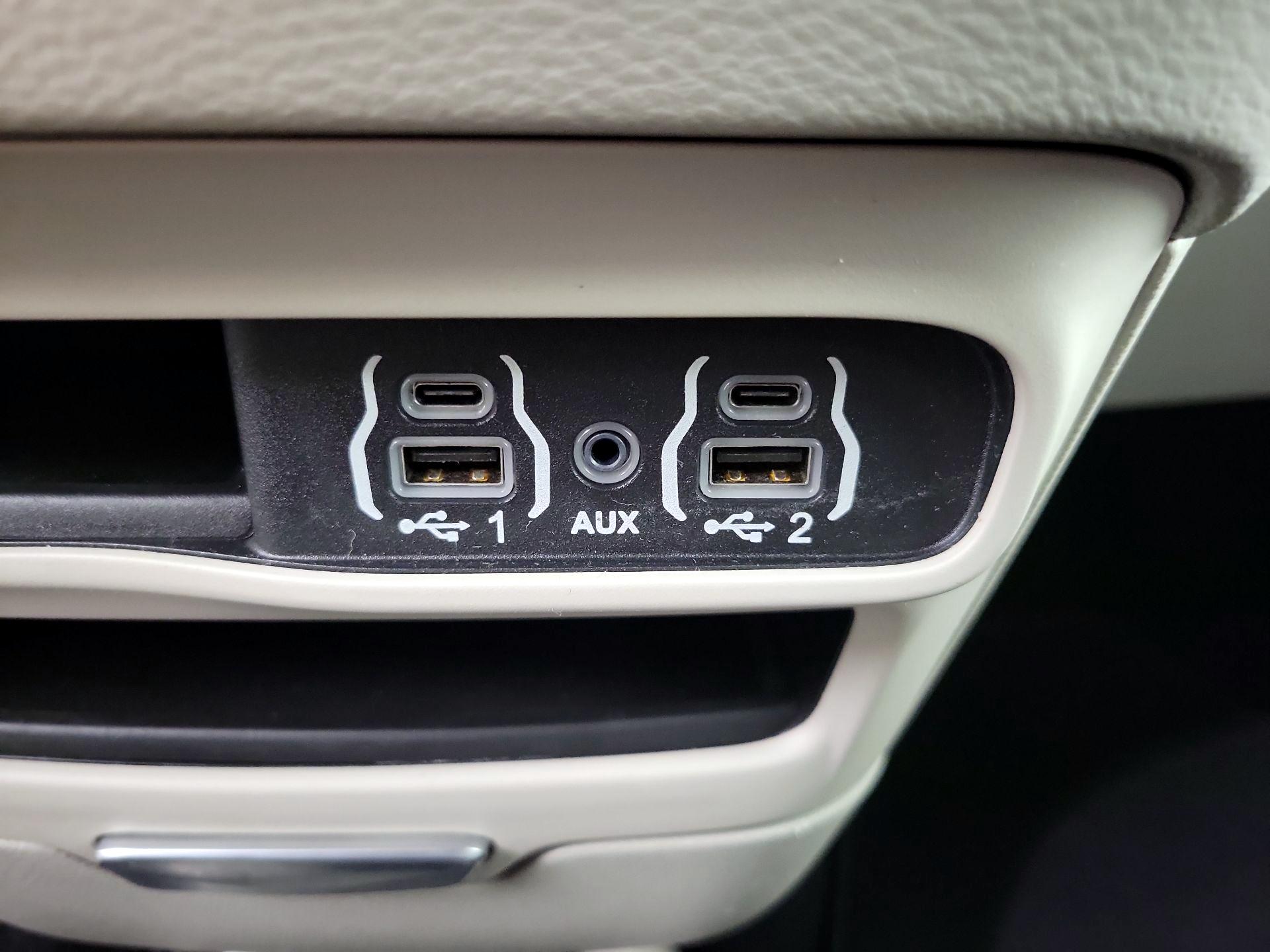 Thumbnail: 2023 Chrysler Pacifica - 18