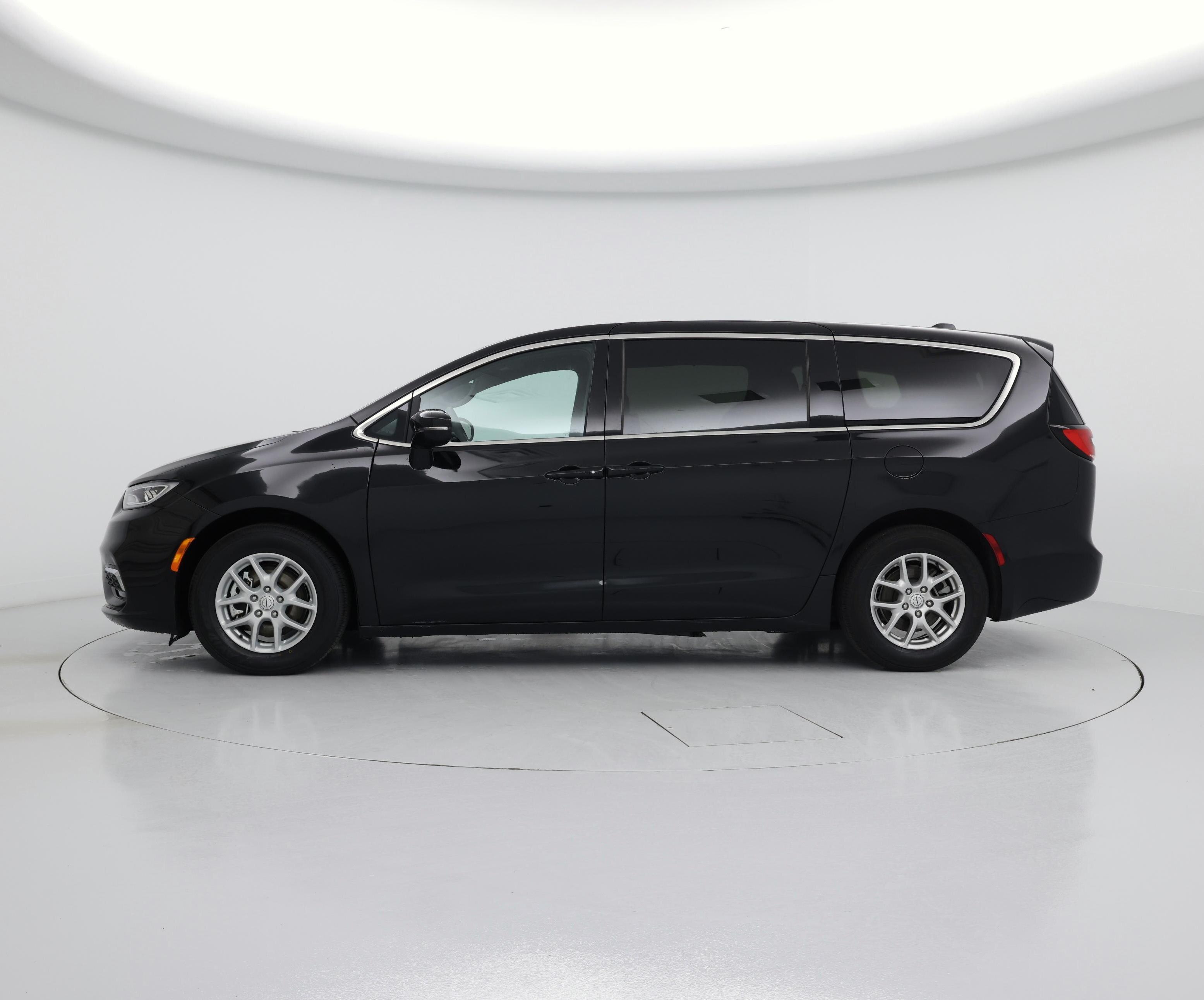 Thumbnail: 2026 Chrysler Pacifica - 3