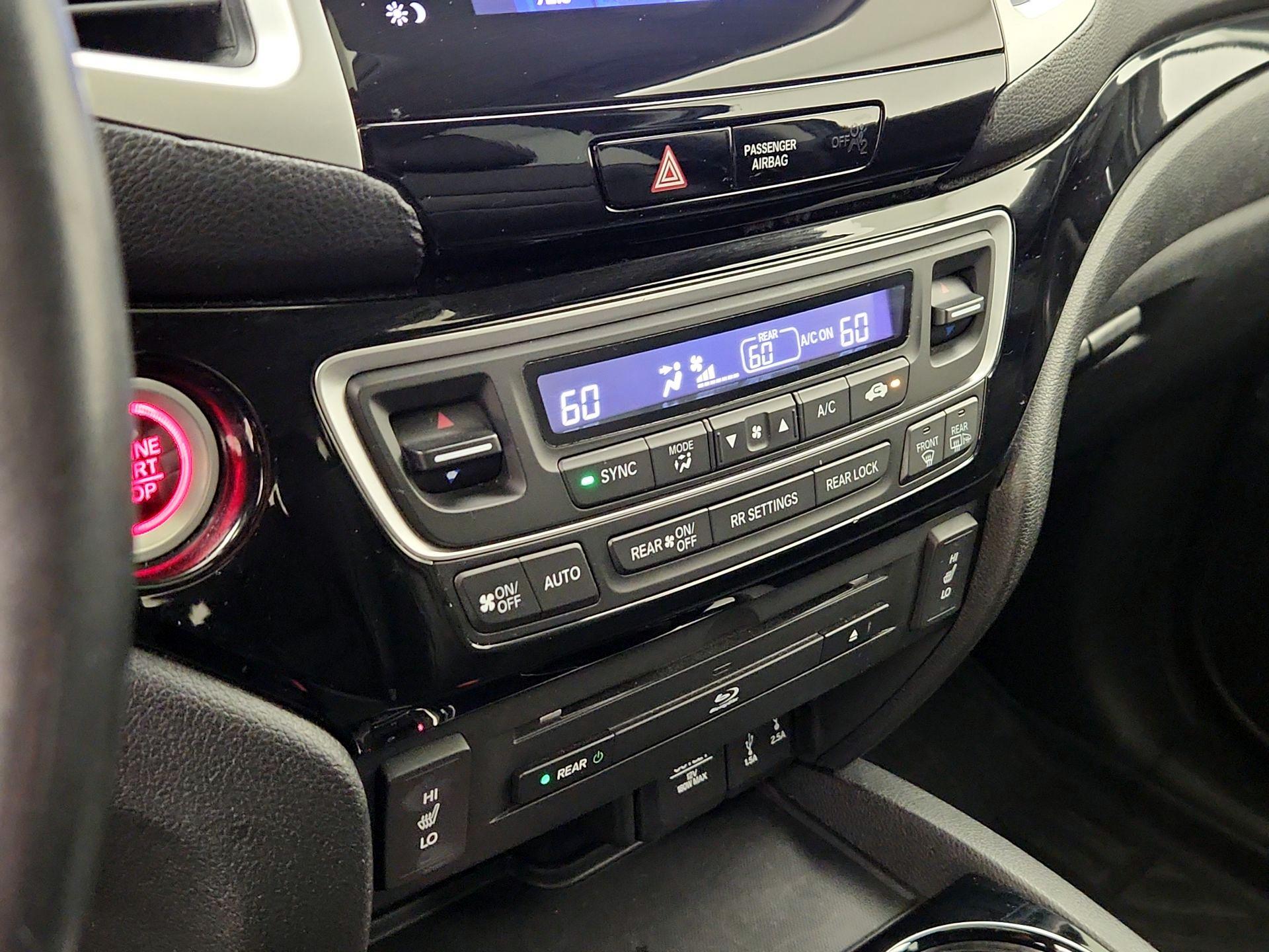 Thumbnail: 2017 Honda Pilot - 17