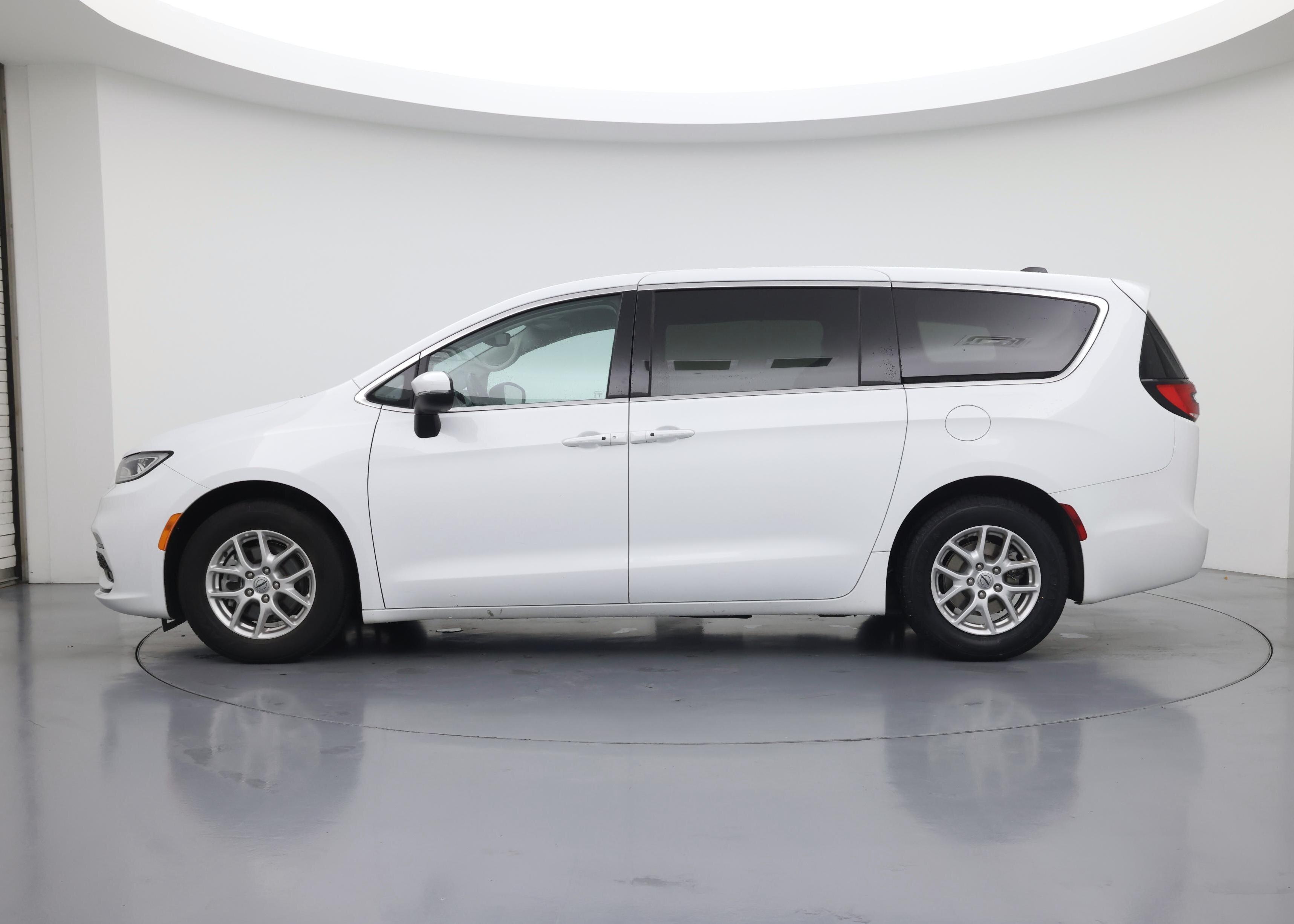 Thumbnail: 2023 Chrysler Pacifica - 3