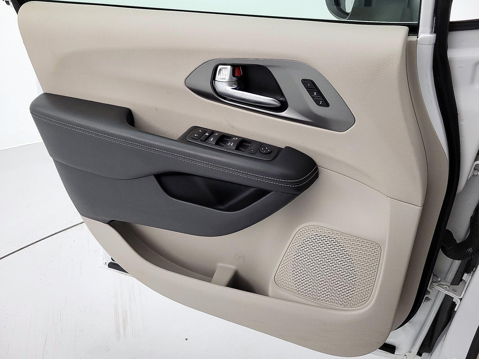 Thumbnail: 2023 Chrysler Pacifica - 12