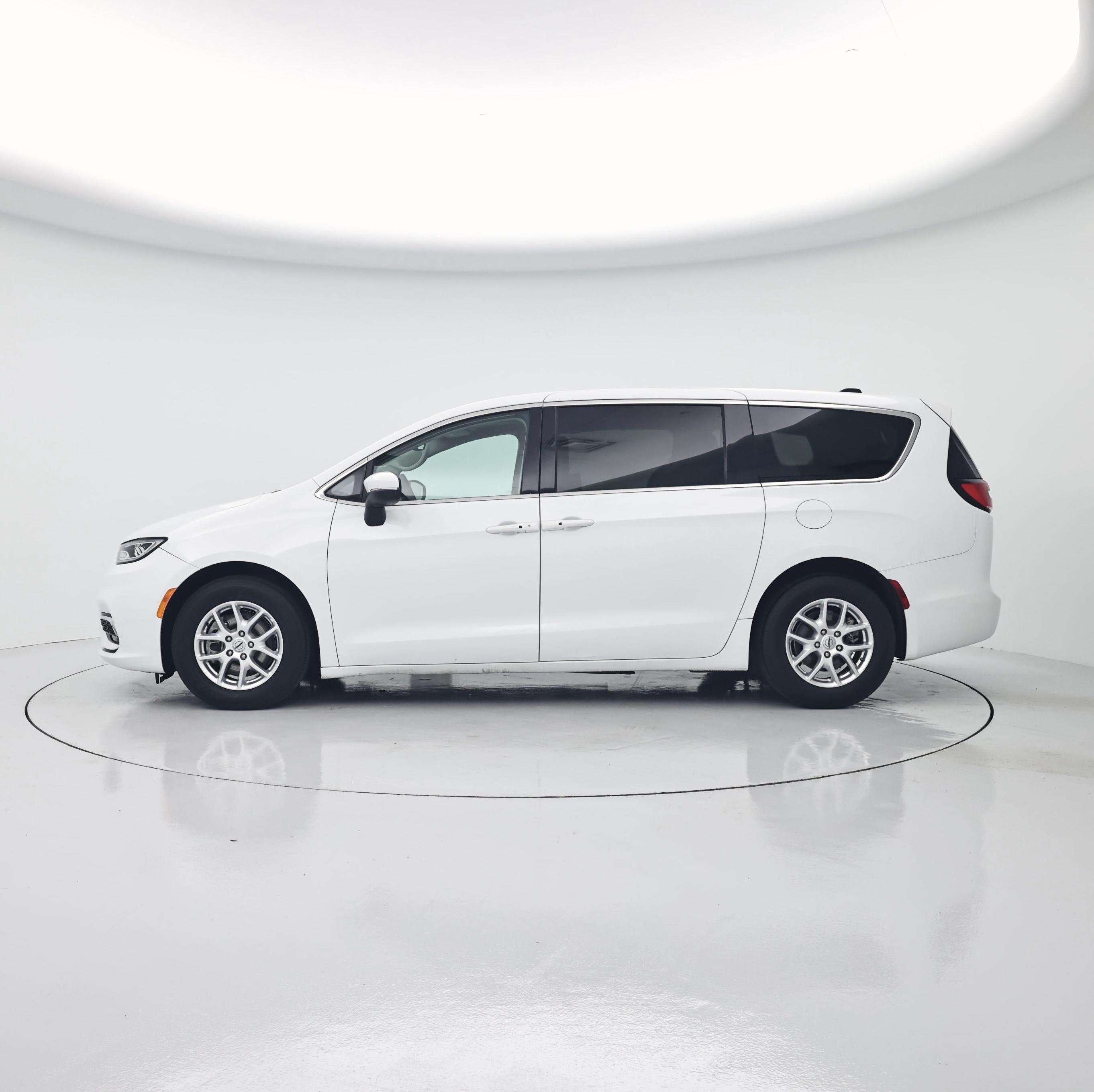 Thumbnail: 2023 Chrysler Pacifica - 3