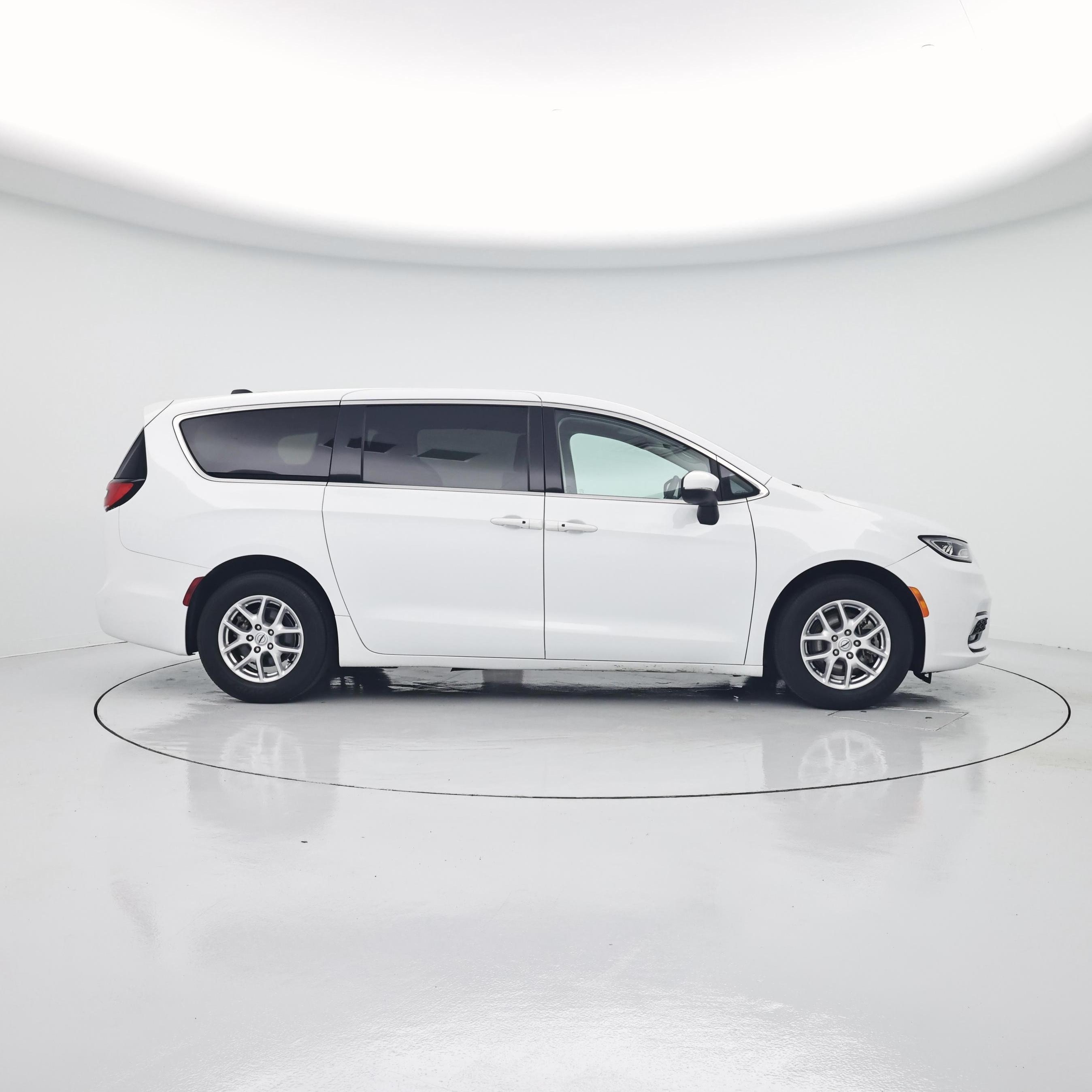Thumbnail: 2023 Chrysler Pacifica - 7