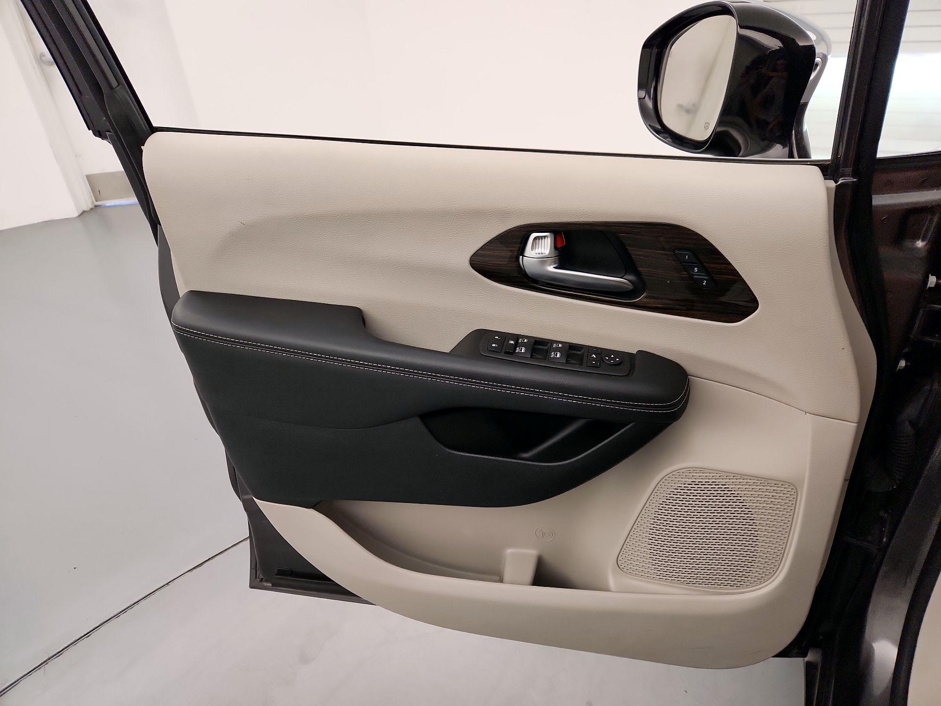 Thumbnail: 2023 Chrysler Pacifica - 12