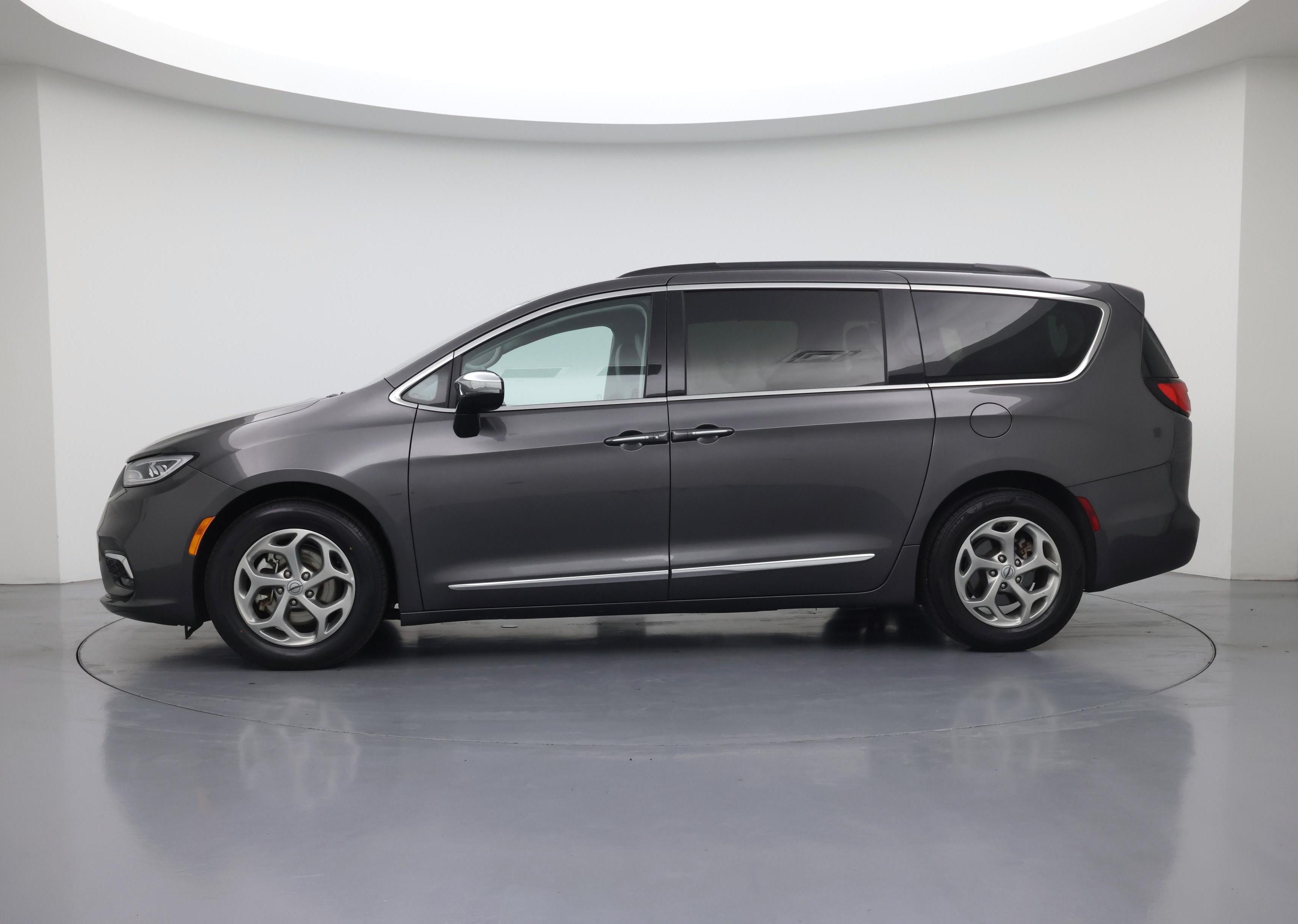 Thumbnail: 2023 Chrysler Pacifica - 3