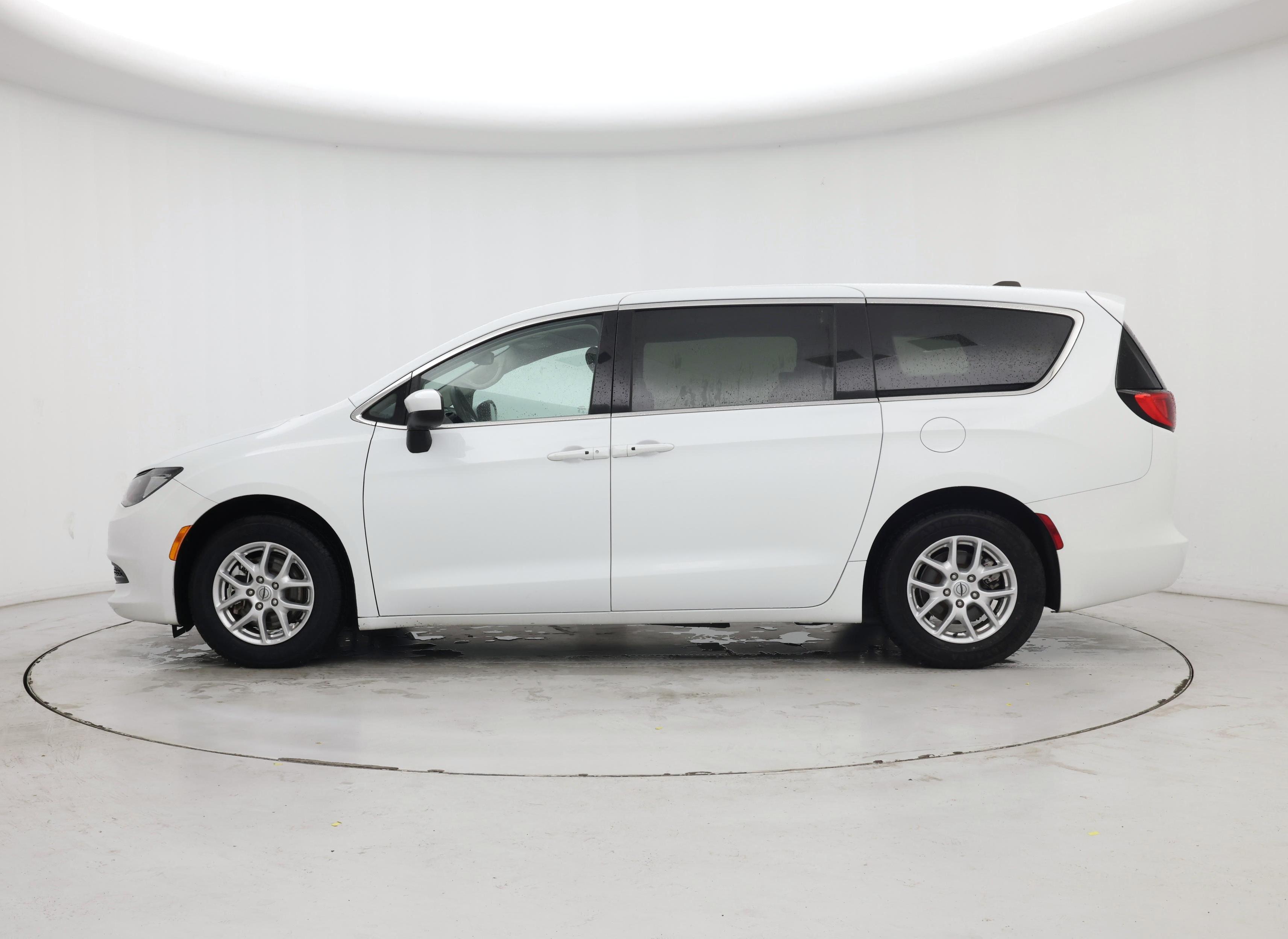 Thumbnail: 2023 Chrysler Voyager - 3