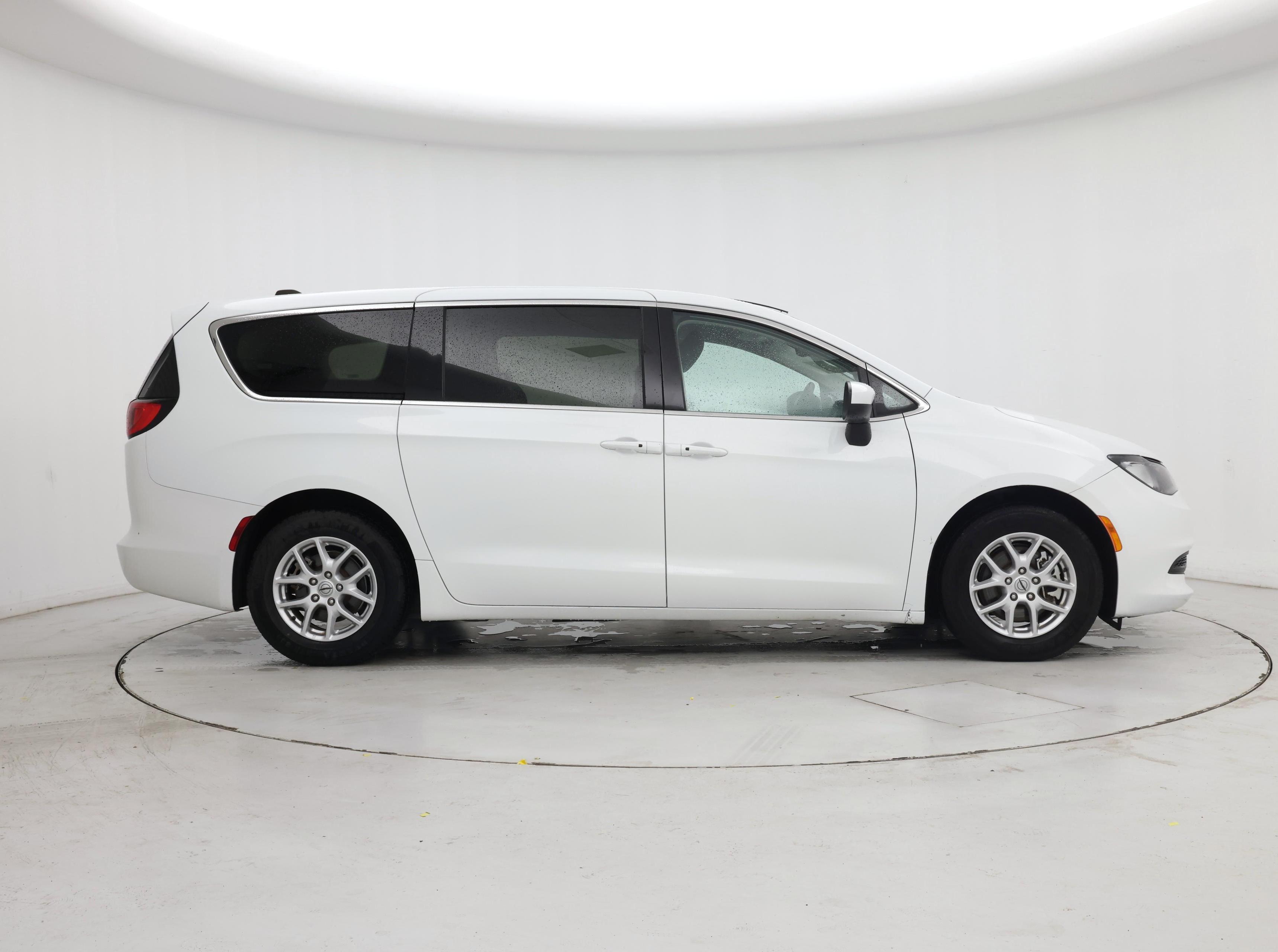 Thumbnail: 2023 Chrysler Voyager - 7