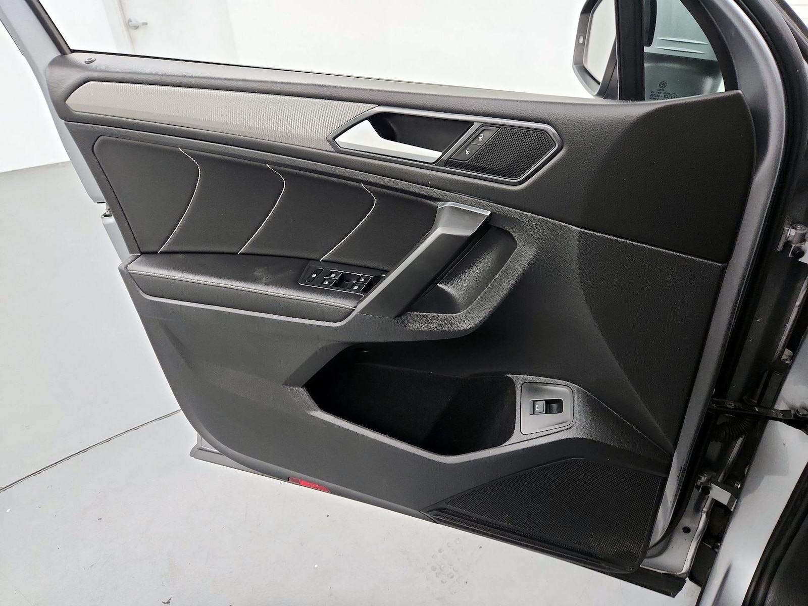 2022 Volkswagen Tiguan SE - Photo 13