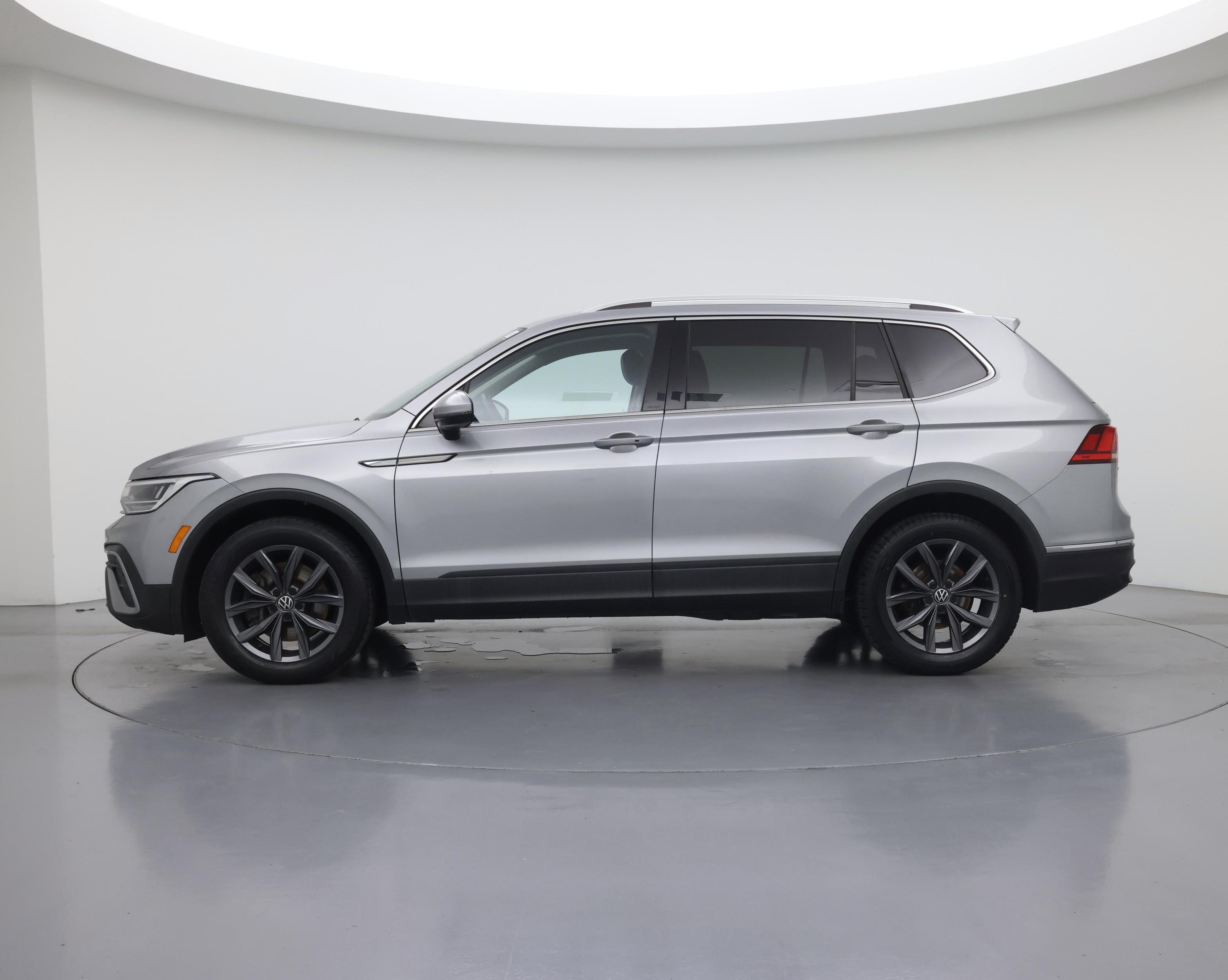 Thumbnail: 2022 Volkswagen Tiguan - 3