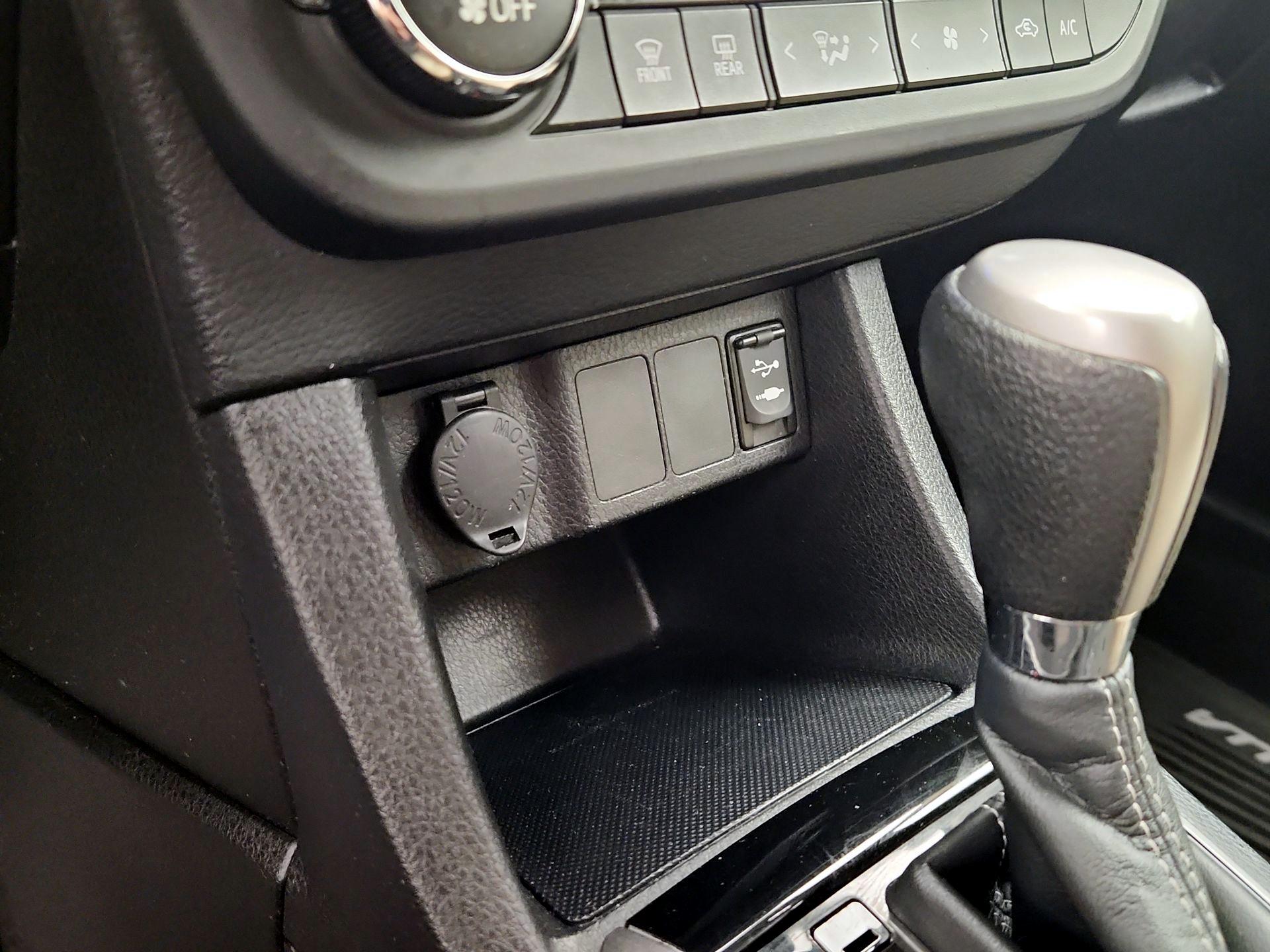 Thumbnail: 2015 Toyota Corolla - 18
