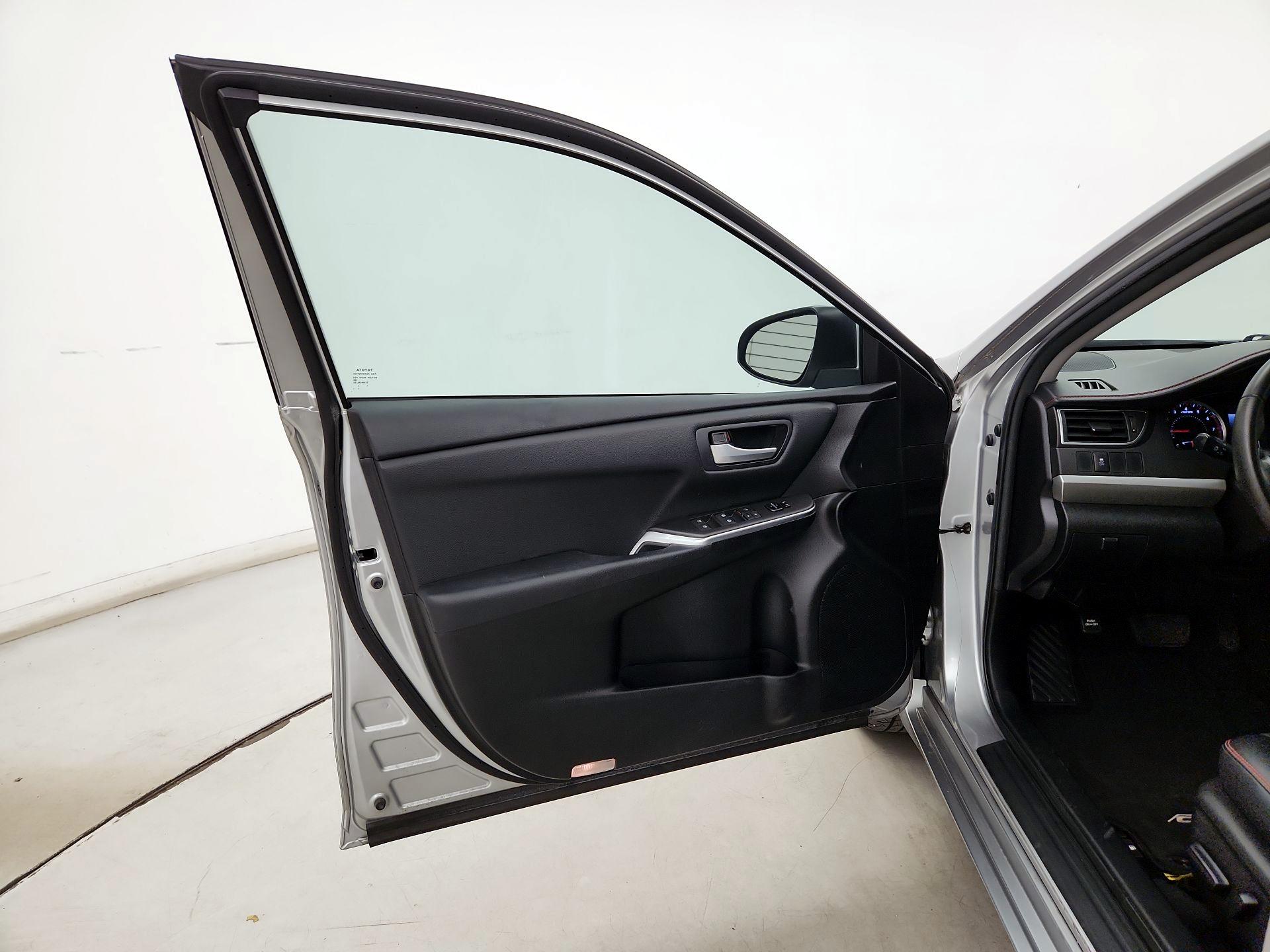 Thumbnail: 2016 Toyota Camry - 12