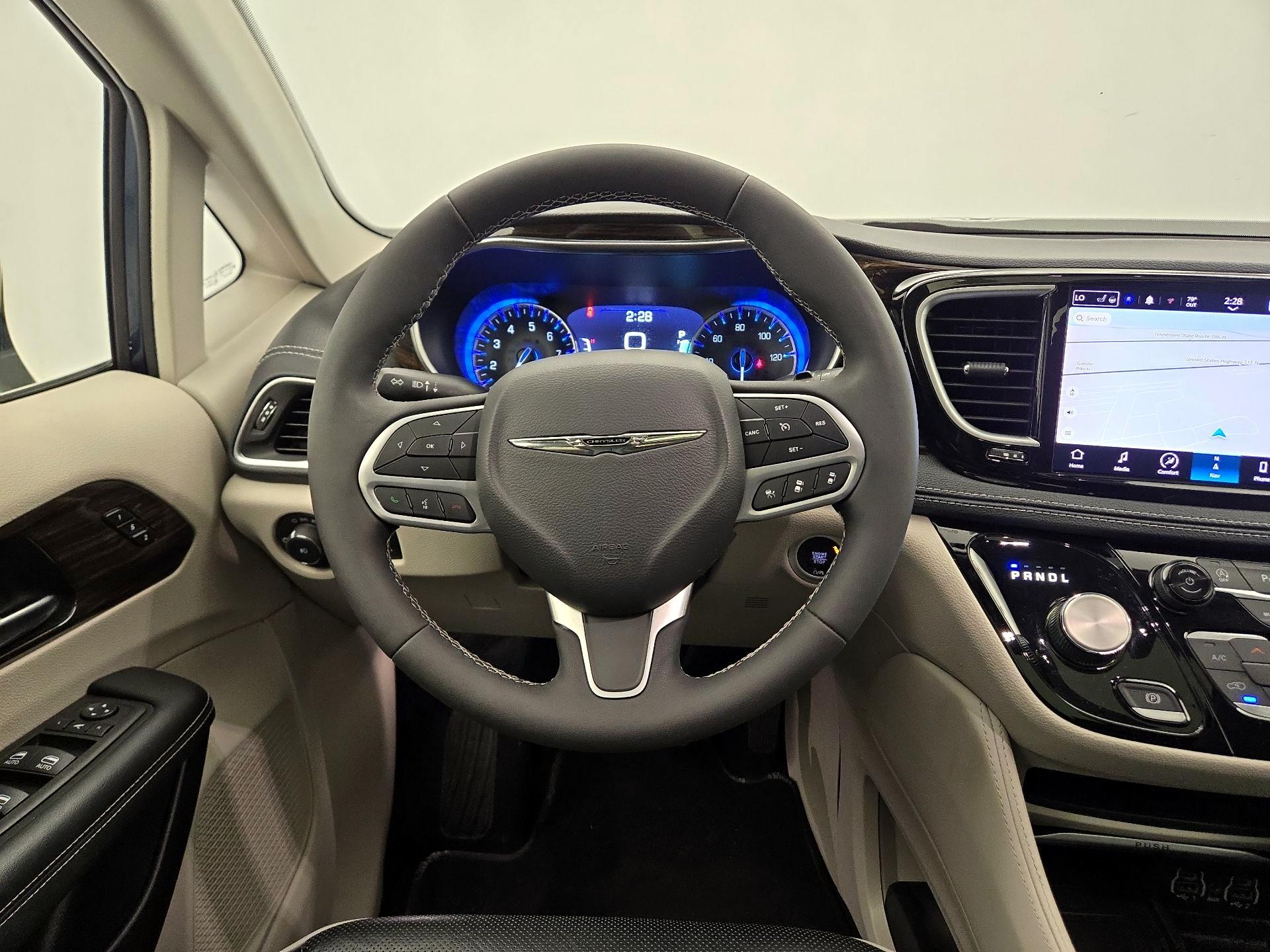Thumbnail: 2023 Chrysler Pacifica - 10