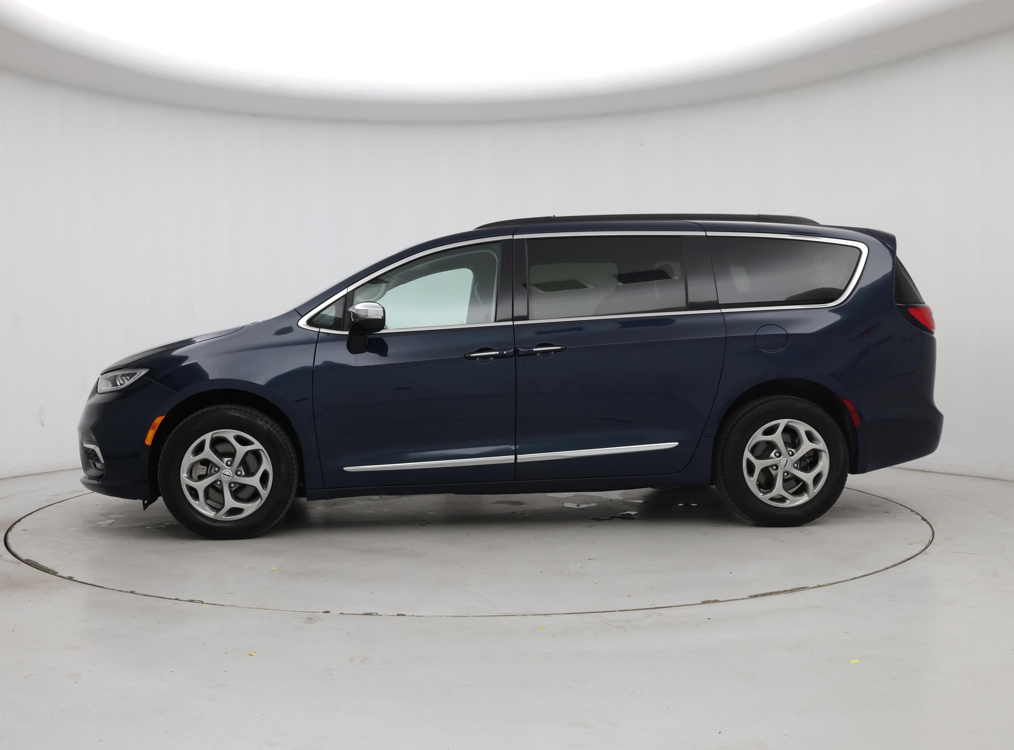 Thumbnail: 2023 Chrysler Pacifica - 3